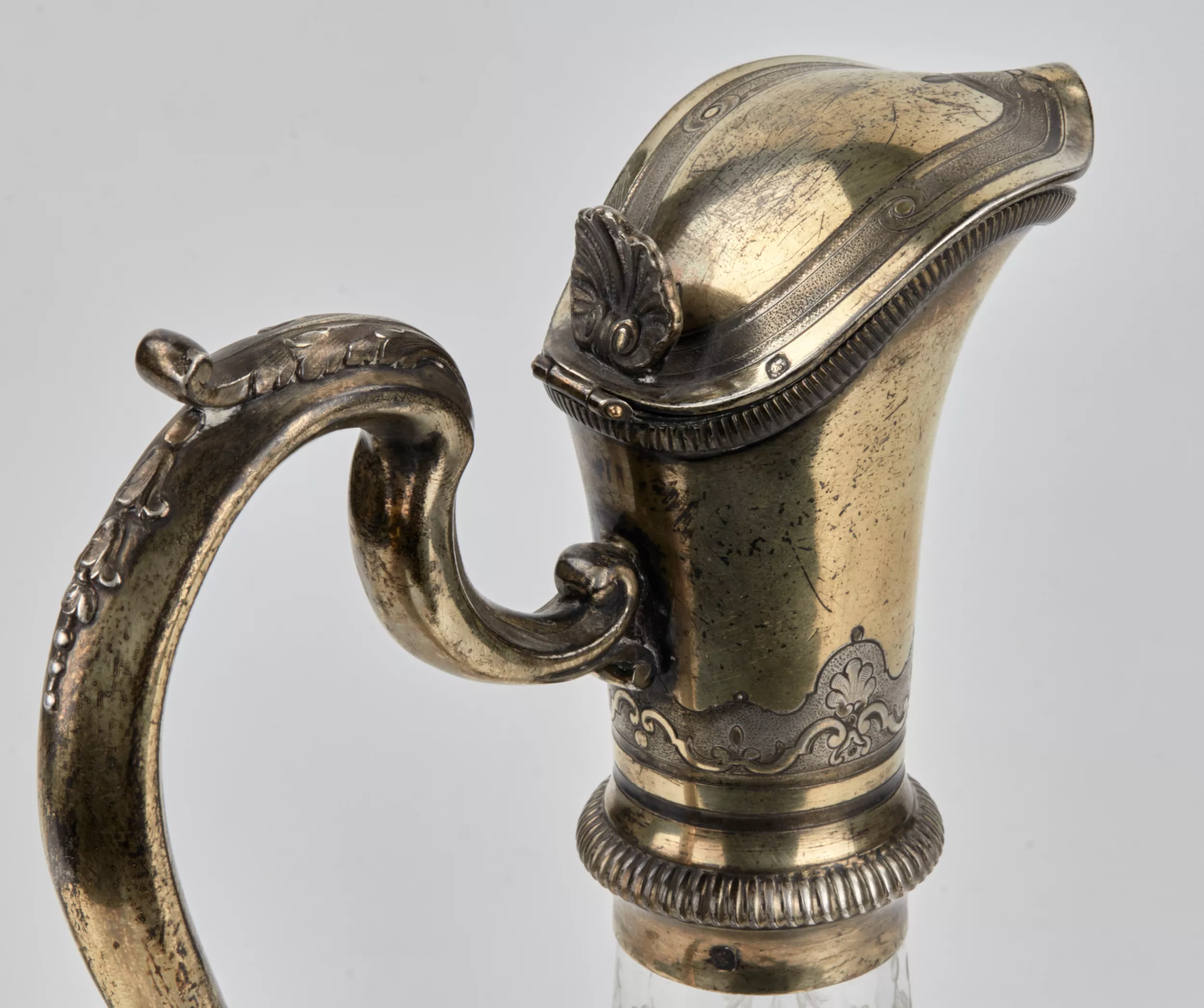 Paire d`elegantes verseuses en verre à l`argent dore. ODIOT. Fin du 19ème siècle. 