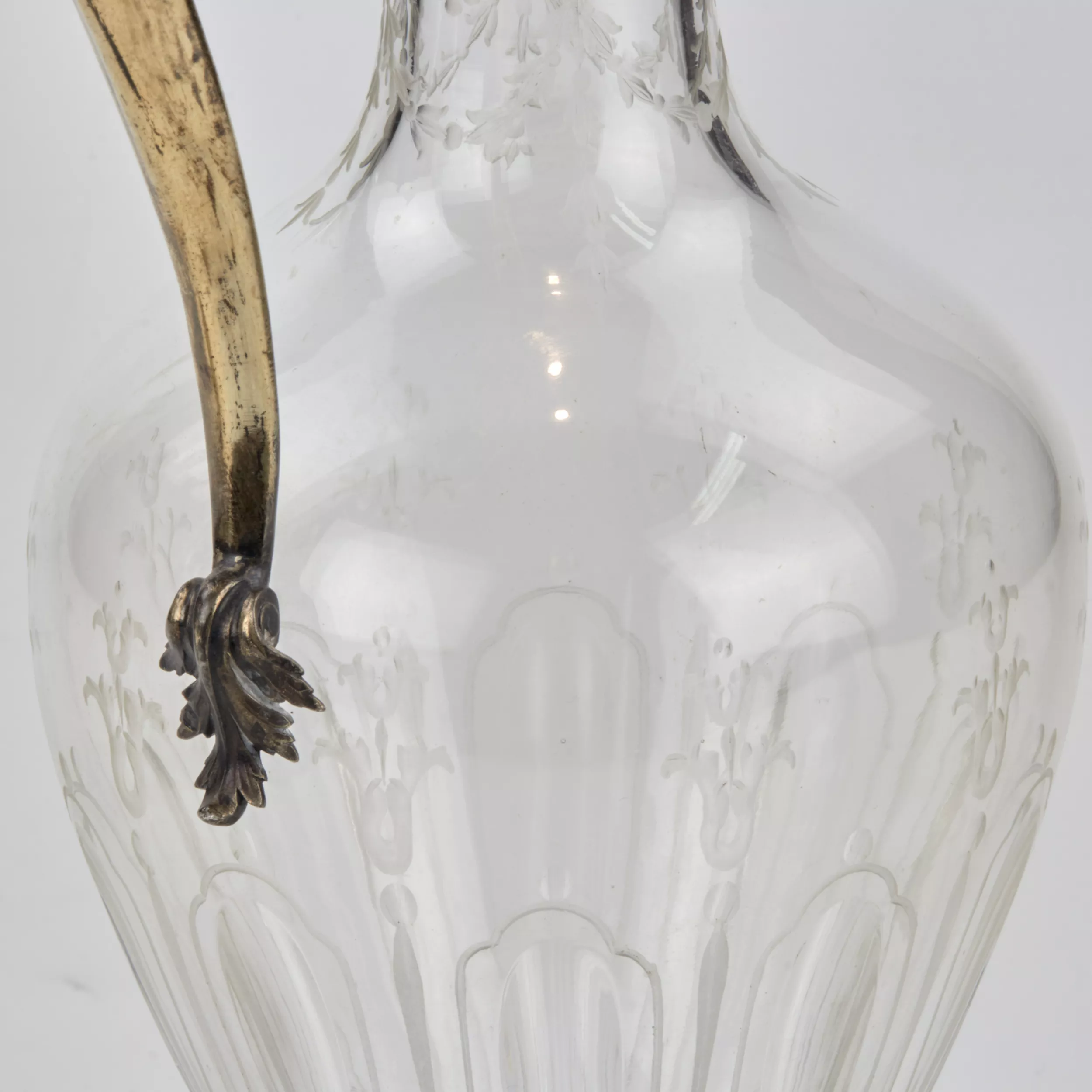 Paire d`elegantes verseuses en verre à l`argent dore. ODIOT. Fin du 19ème siècle. 