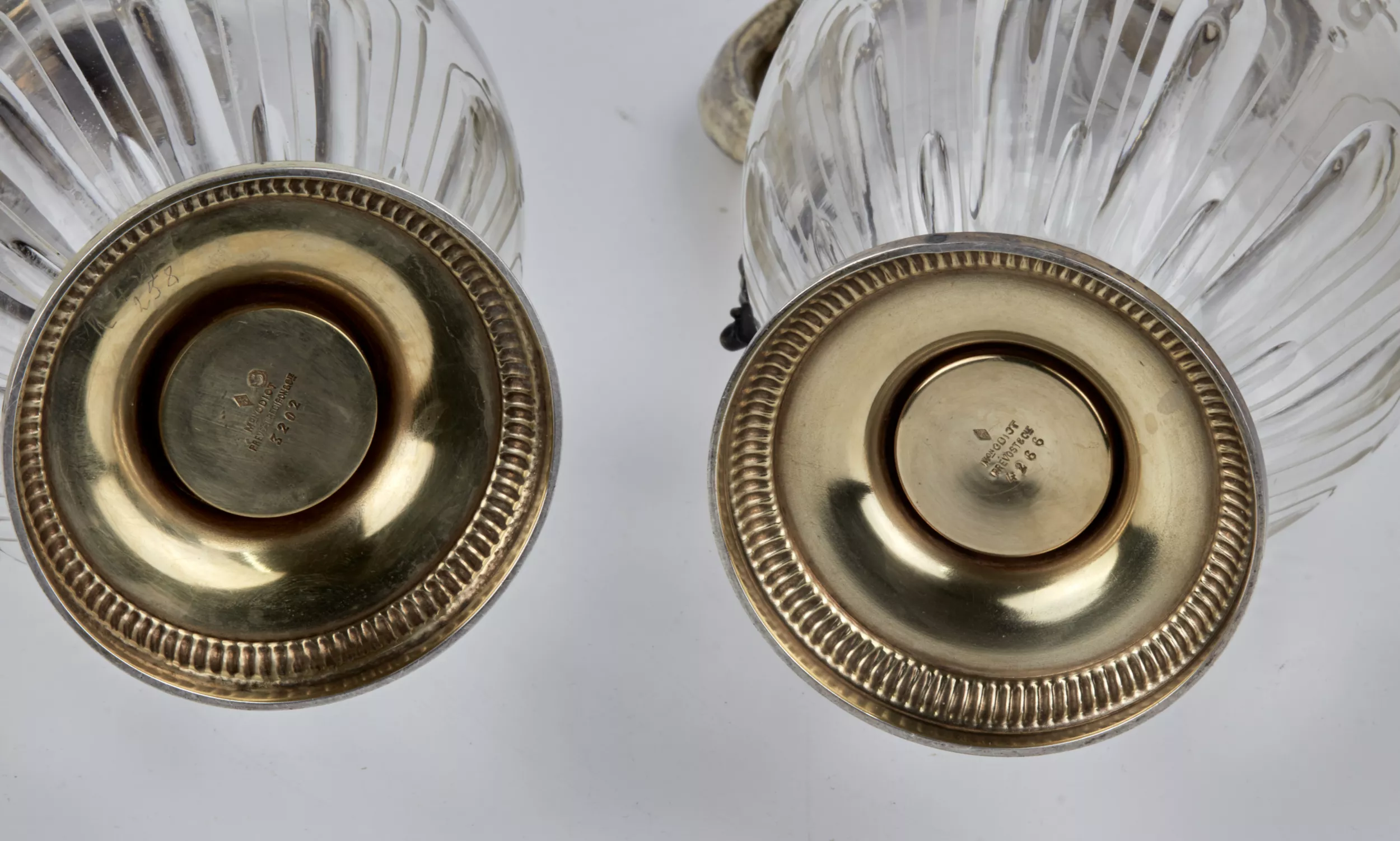 Paire d`elegantes verseuses en verre à l`argent dore. ODIOT. Fin du 19ème siècle. 