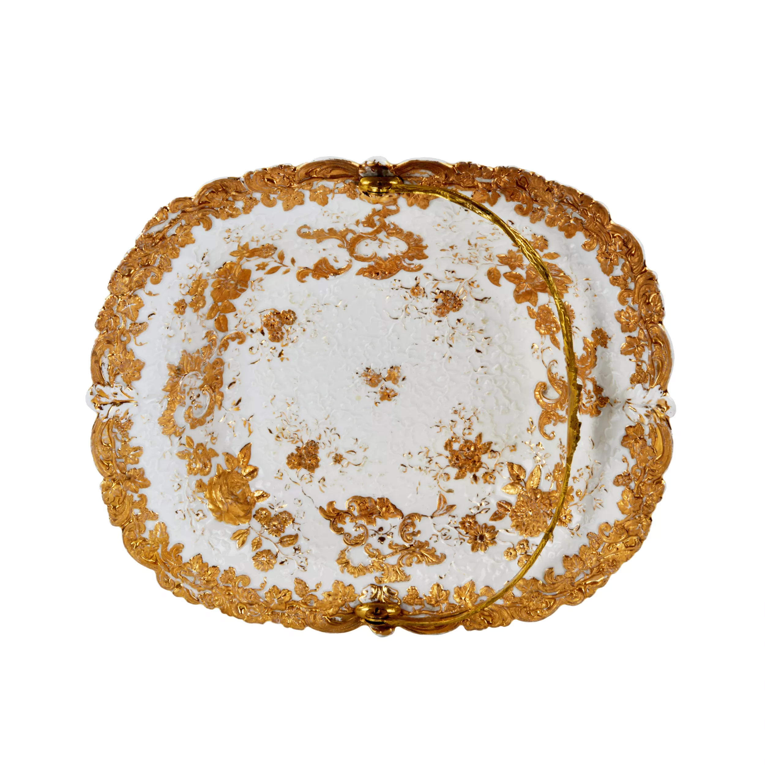 Plat en porcelaine de Meissen avec anse en metal. 