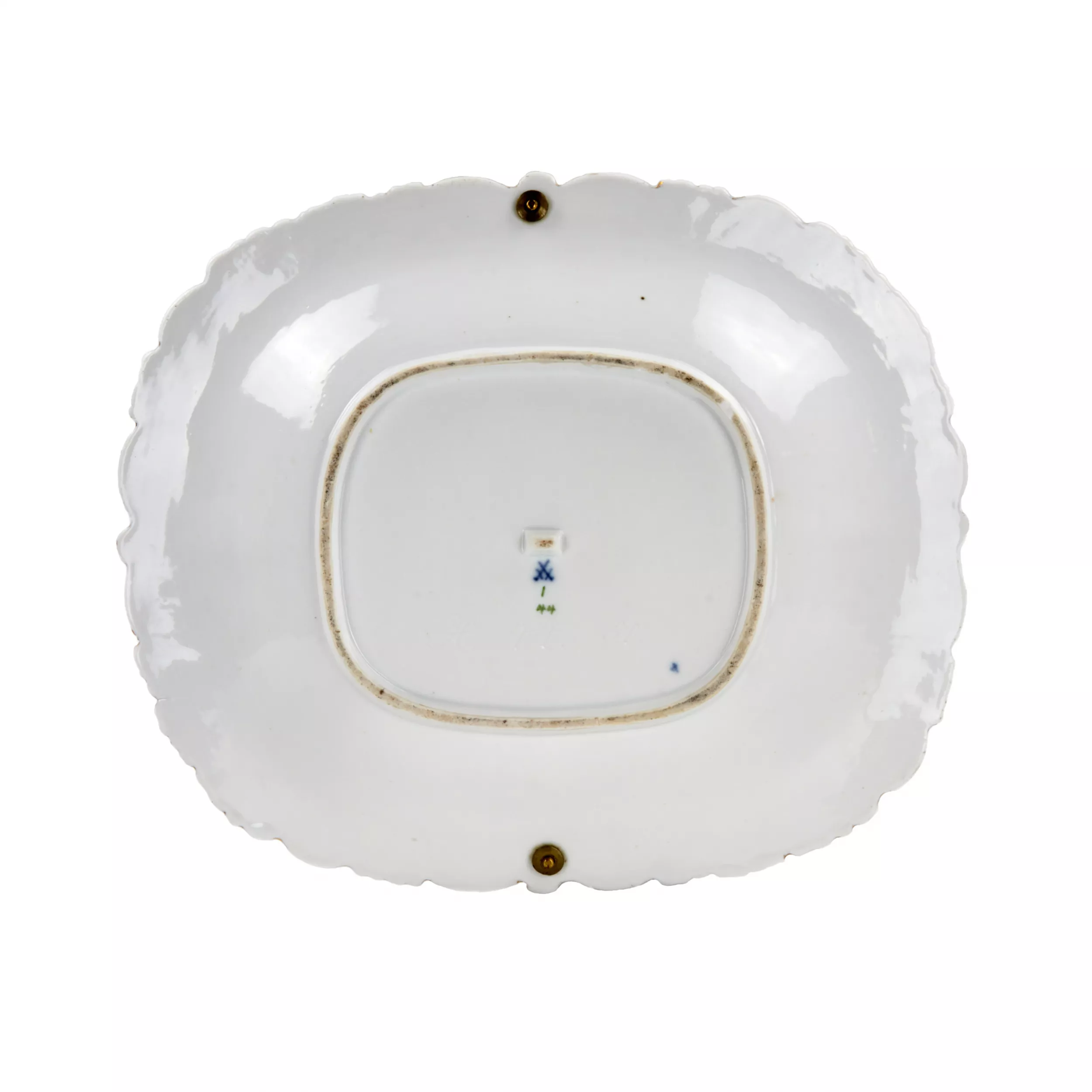 Plat en porcelaine de Meissen avec anse en metal. 
