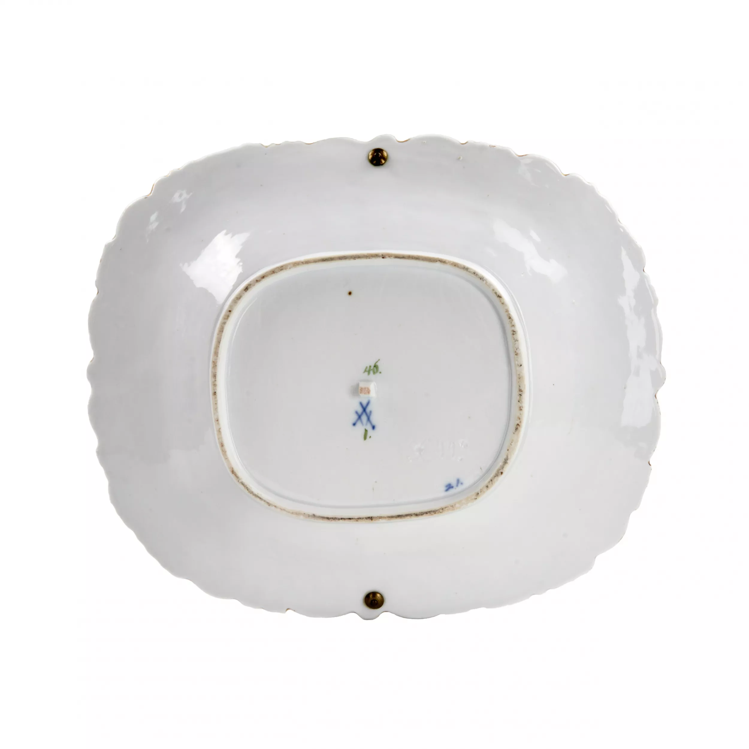 Plat en porcelaine de Meissen avec anse en metal. 