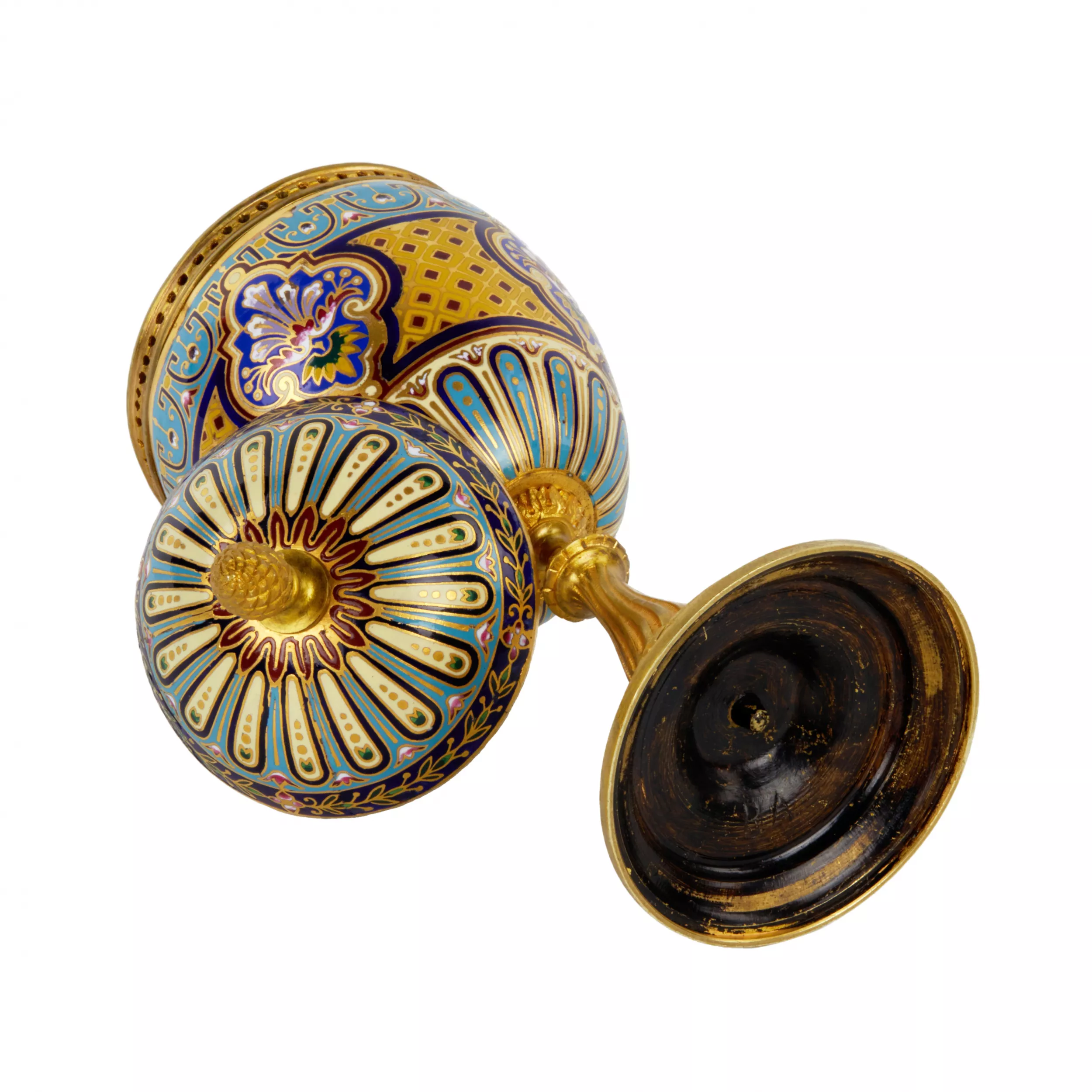 Gobelet français en bronze à decor emaille. 19ème siècle. 