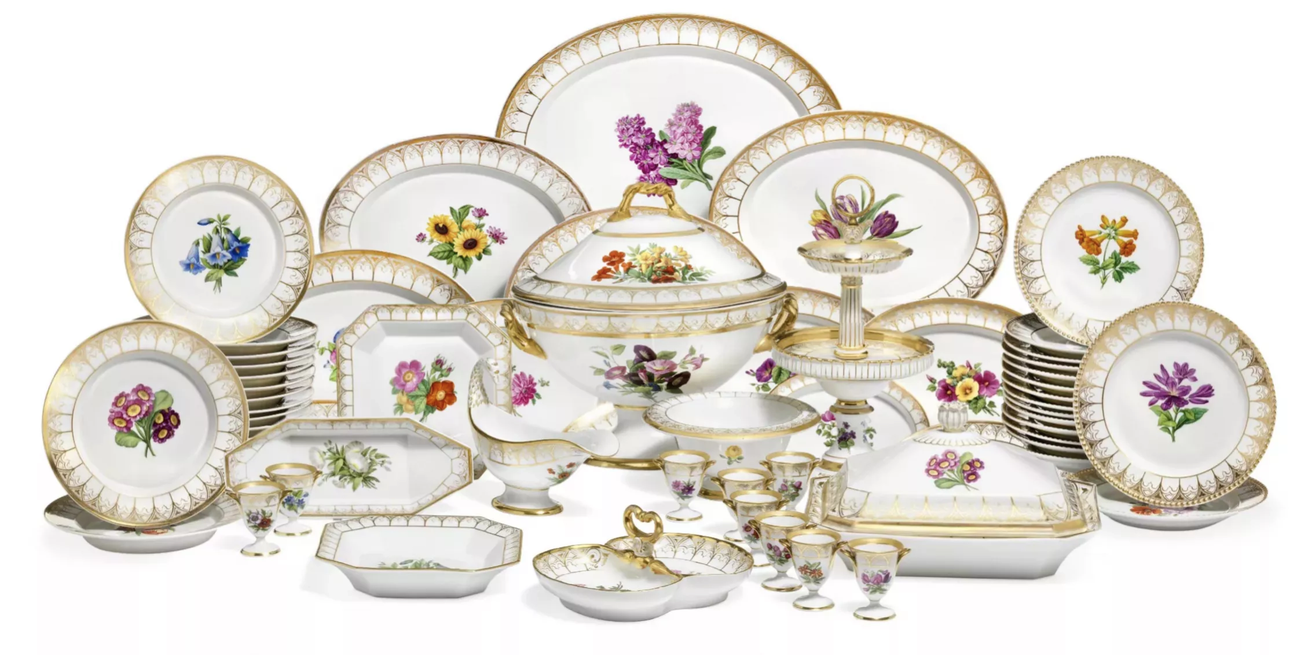 Service en porcelaine allemande KPM. 96 articles. Berlin. Allemagne. Vers 1835. 