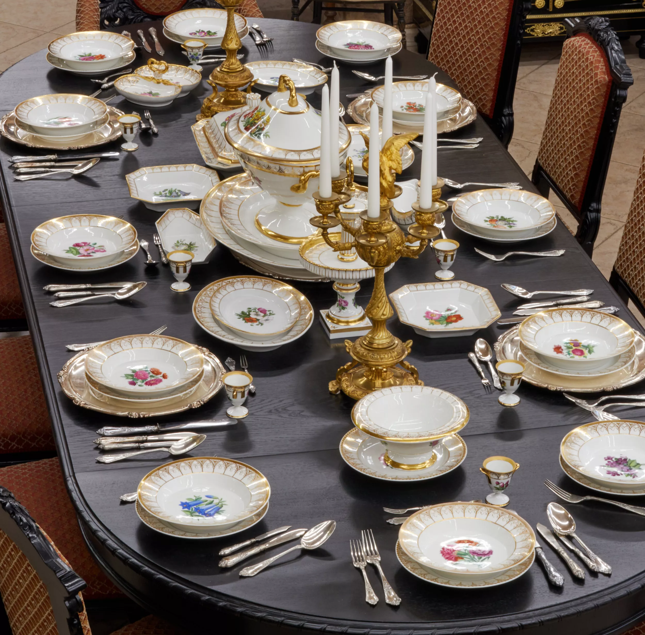 Service en porcelaine allemande KPM. 96 articles. Berlin. Allemagne. Vers 1835. 