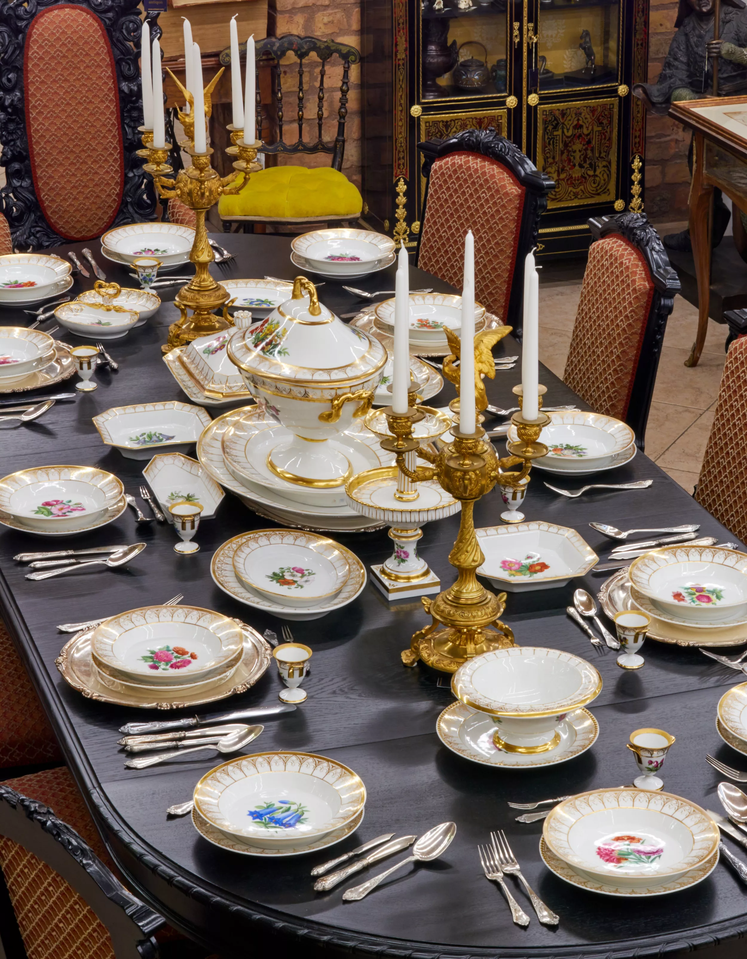 Service en porcelaine allemande KPM. 96 articles. Berlin. Allemagne. Vers 1835. 