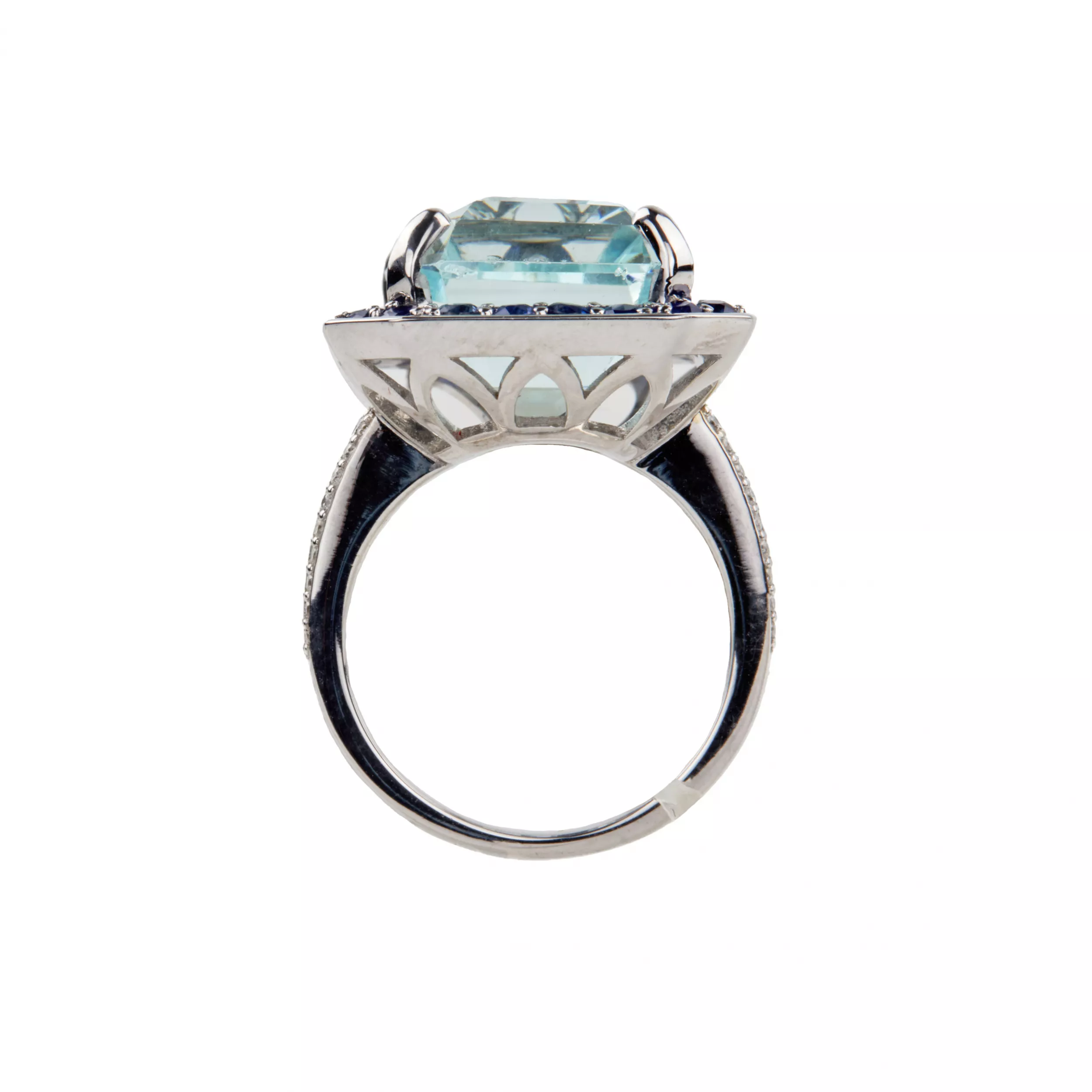 Dames spectaculaires serties d`or blanc avec des aigues-marines, des saphirs et des diamants. 