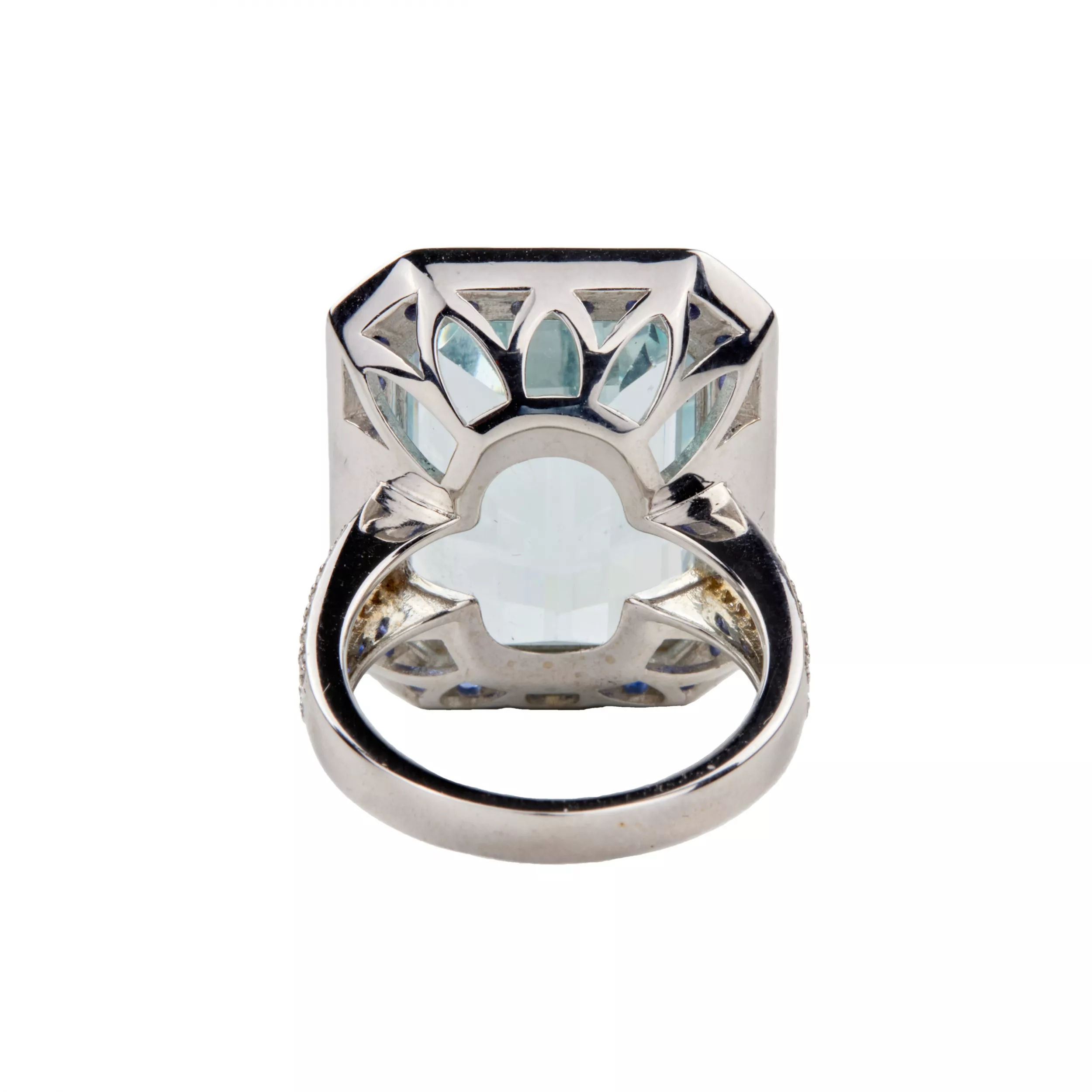 Dames spectaculaires serties d`or blanc avec des aigues-marines, des saphirs et des diamants. 
