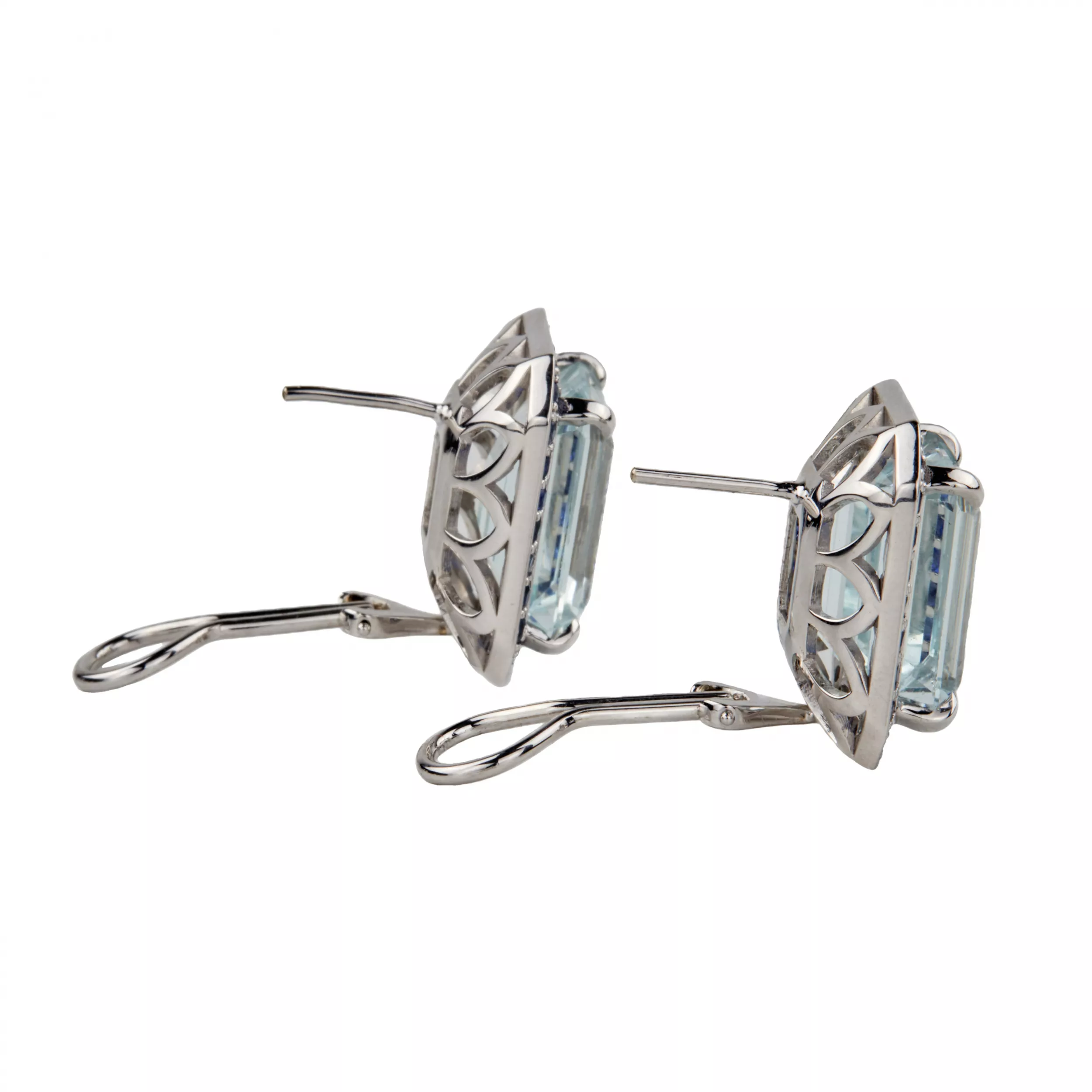 Dames spectaculaires serties d`or blanc avec des aigues-marines, des saphirs et des diamants. 