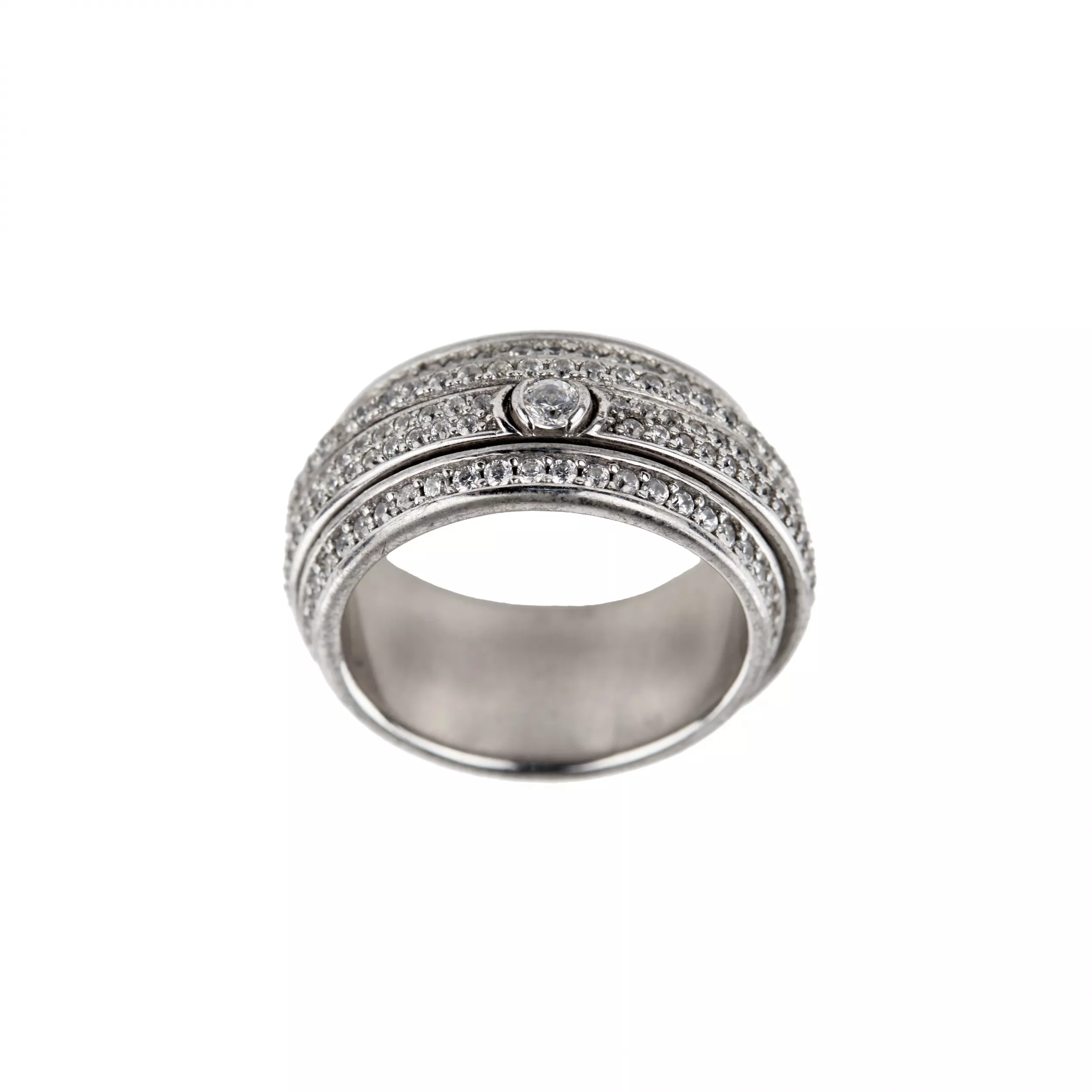 Bague en métal blanc avec strass réalisée d`après le modèle Piaget. 