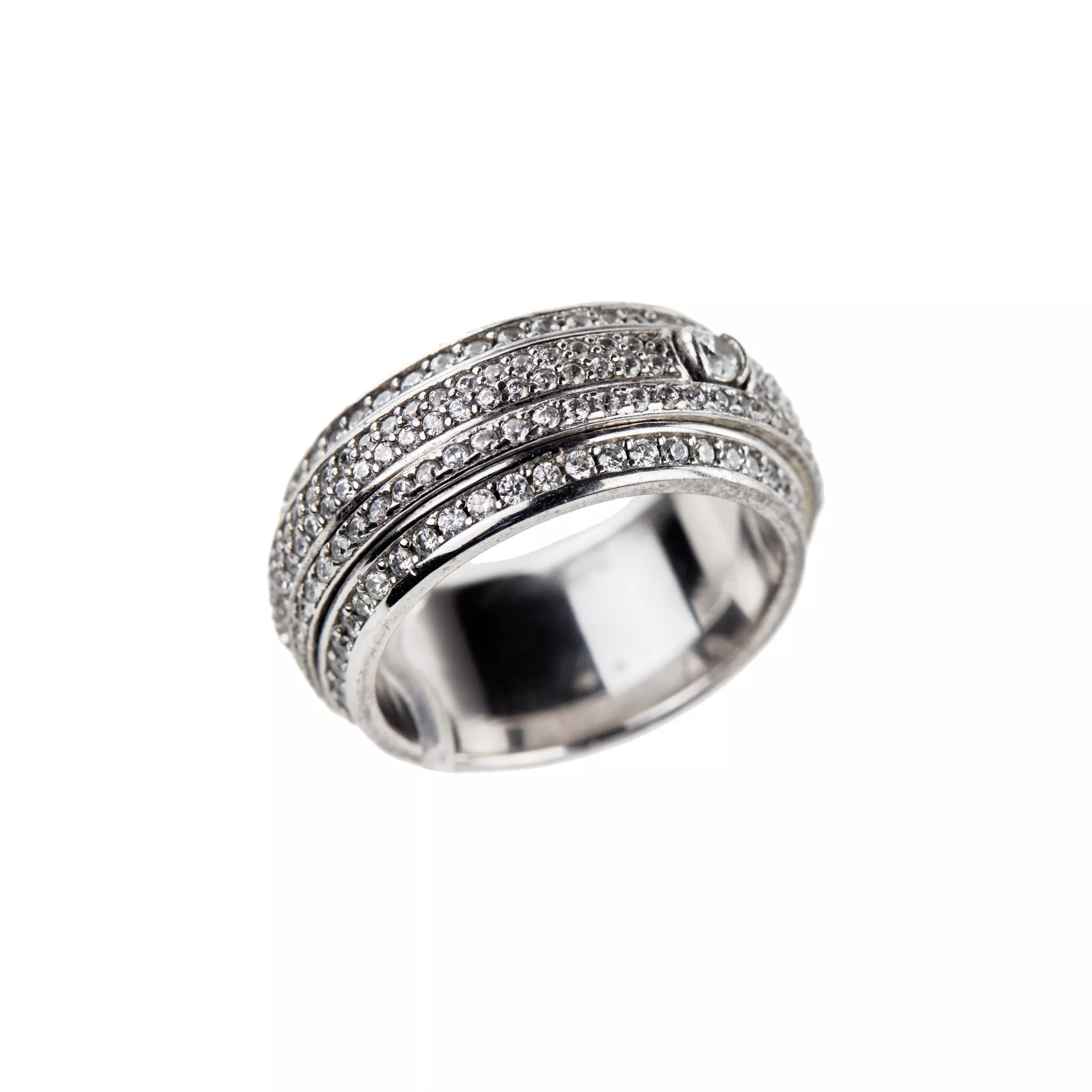 Bague en métal blanc avec strass réalisée d`après le modèle Piaget. 