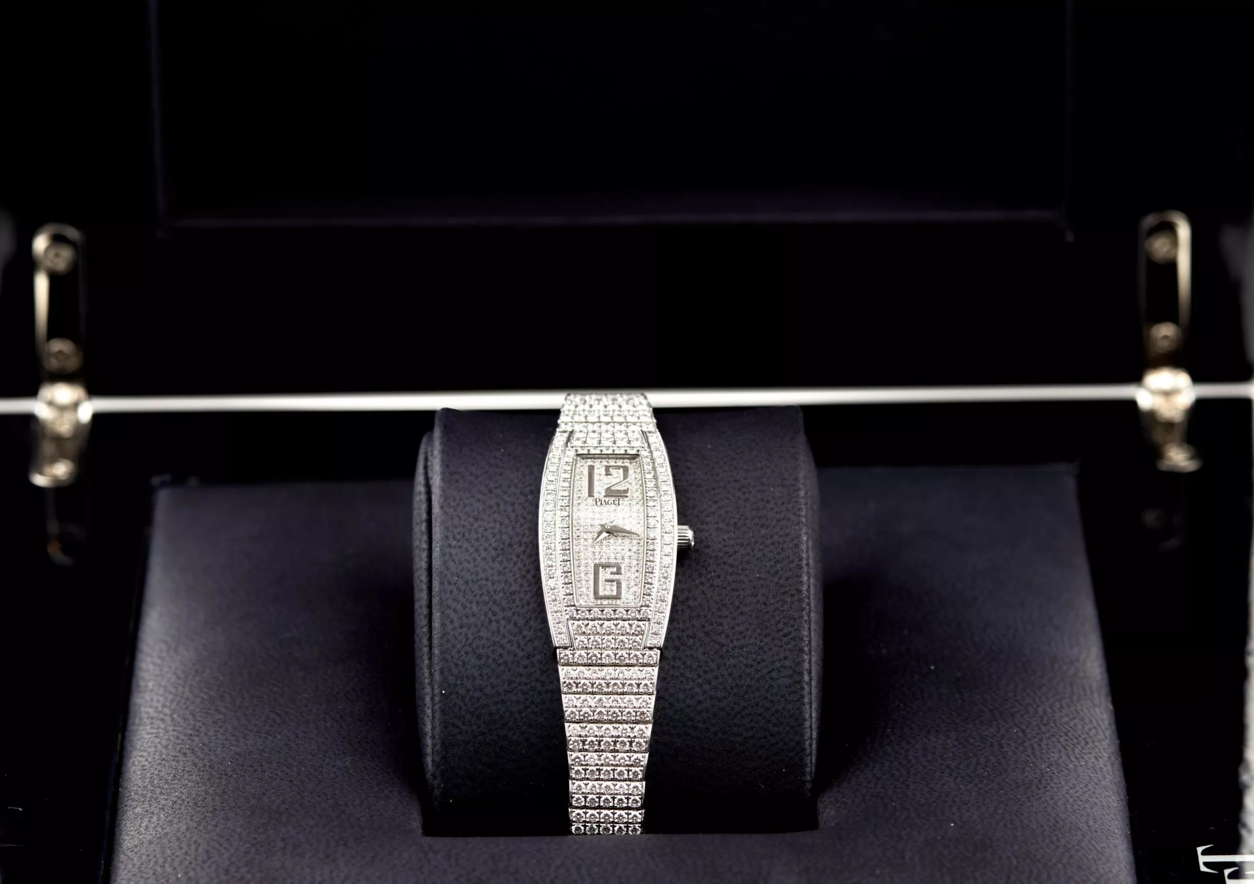 Женские часы Piaget Limelight Tonneau Quartz 18 К золото с бриллиантами.