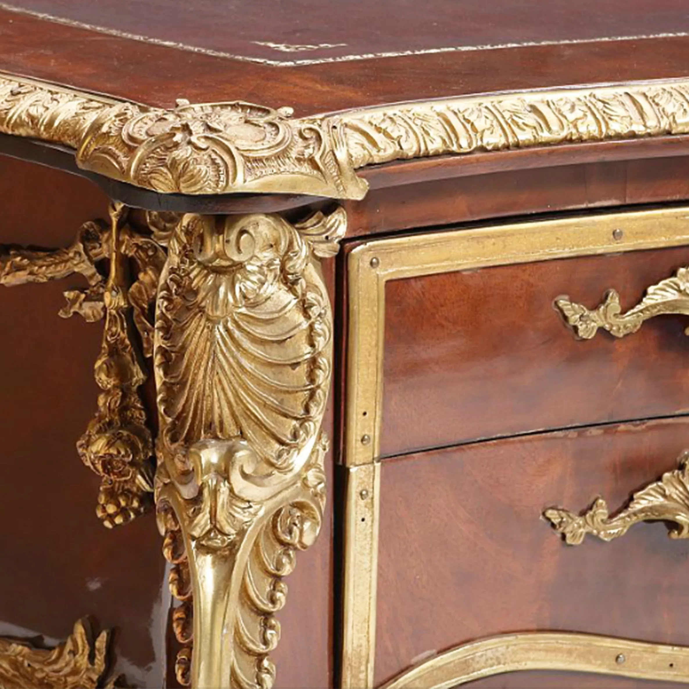 Bureau de style neo-rococo. 