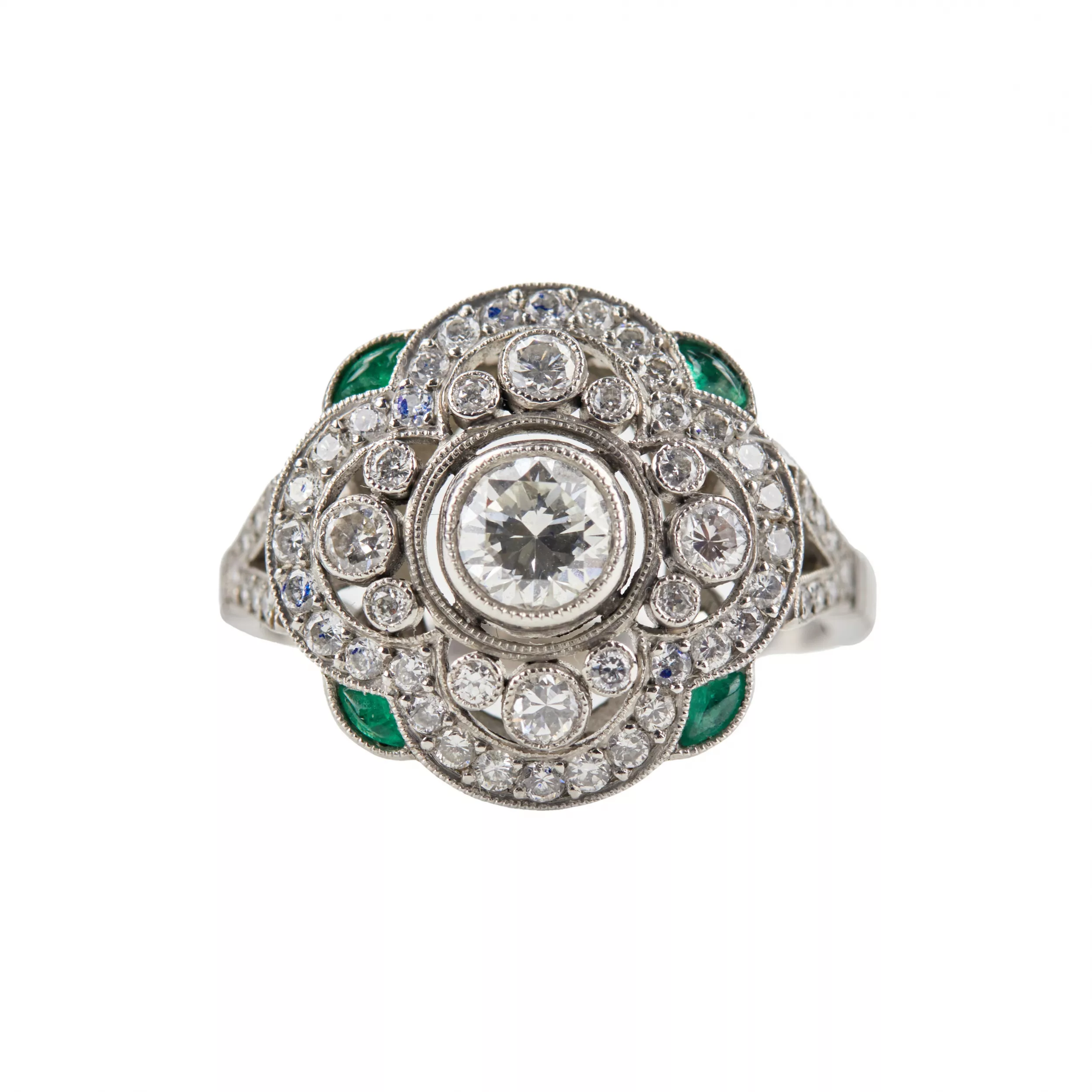 Bague en platine avec diamants et emeraudes, epoque Art Deco. 