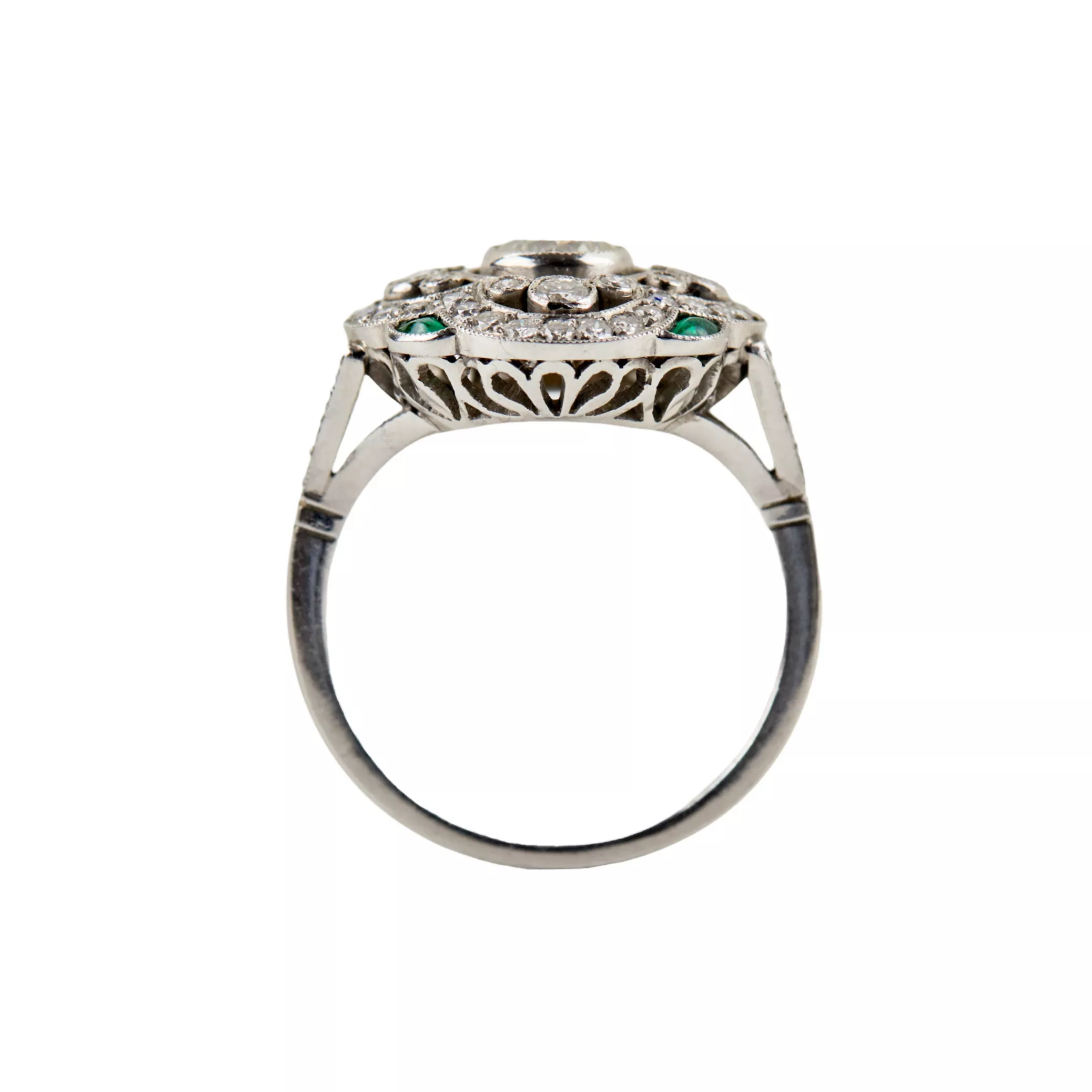 Bague en platine avec diamants et emeraudes, epoque Art Deco. 
