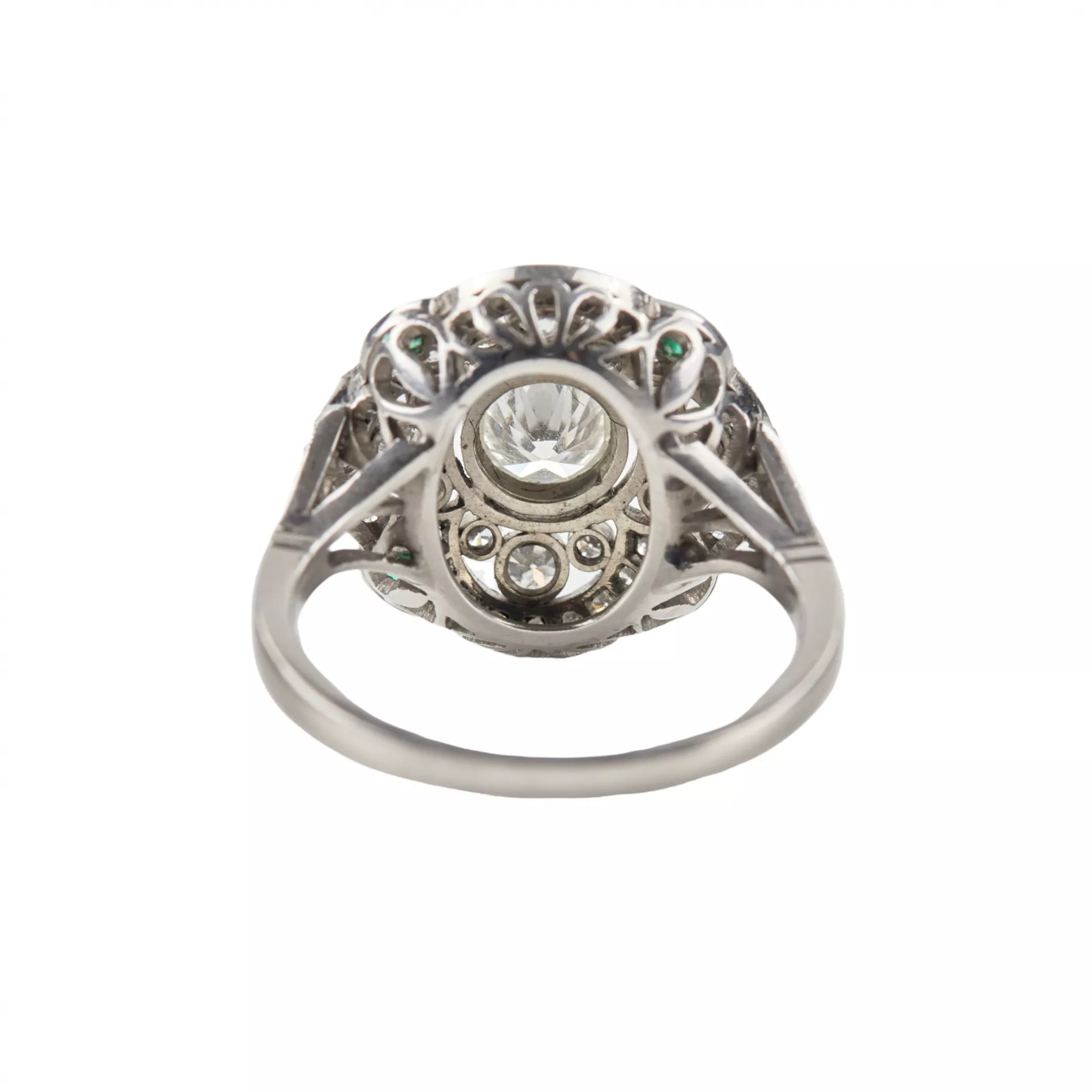 Bague en platine avec diamants et emeraudes, epoque Art Deco. 