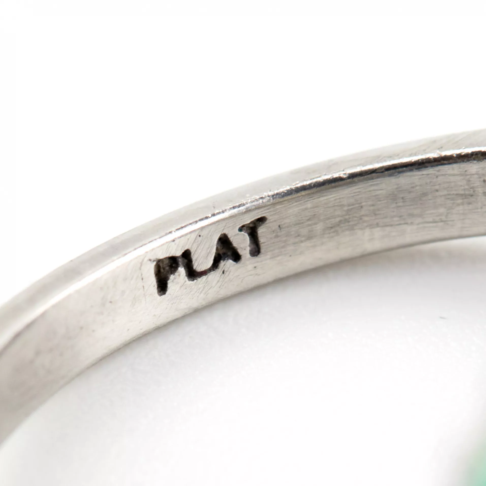Bague en platine avec diamants et emeraudes, epoque Art Deco. 