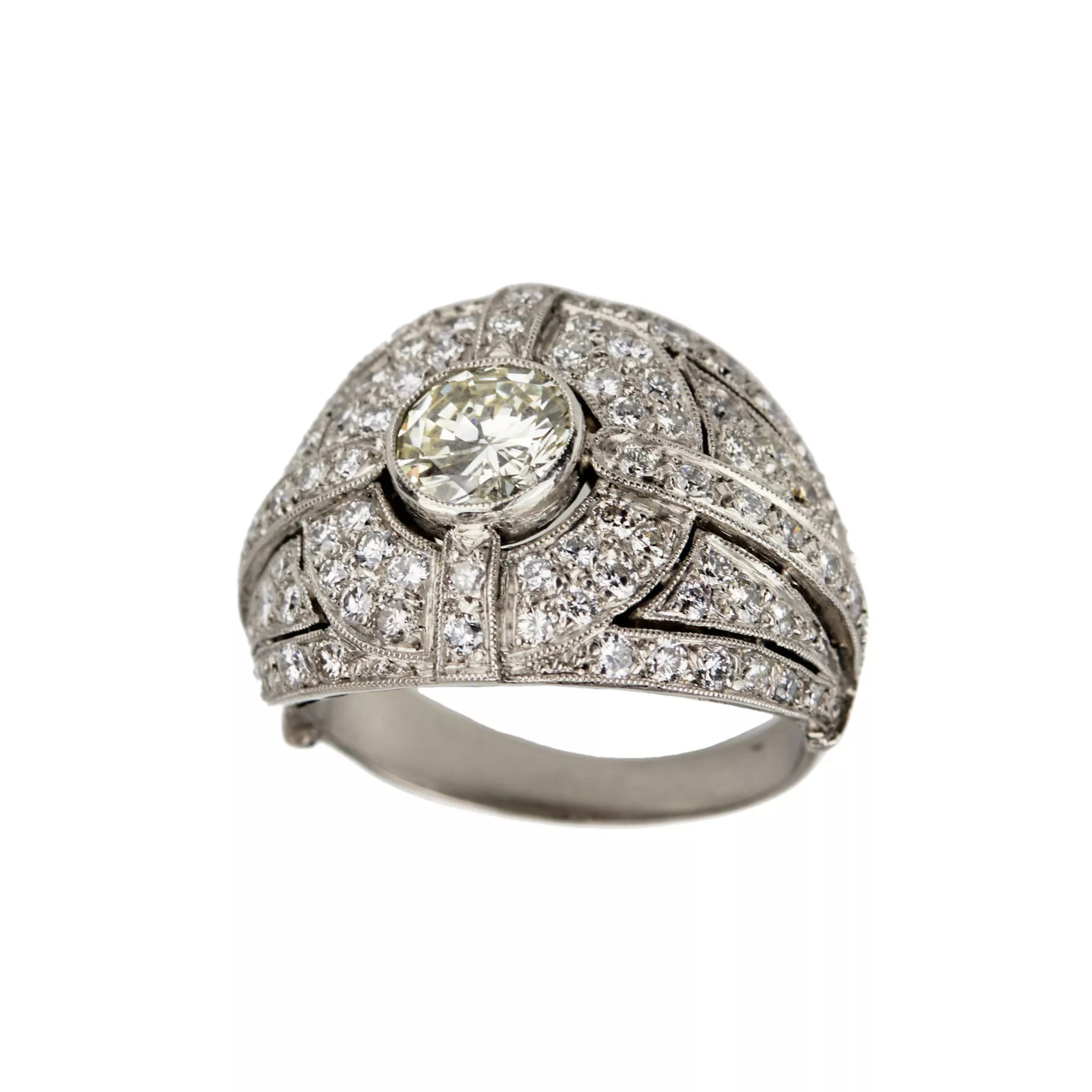 Bague cocktail en platine et diamants, style Art Deco. 20ième siècle. 