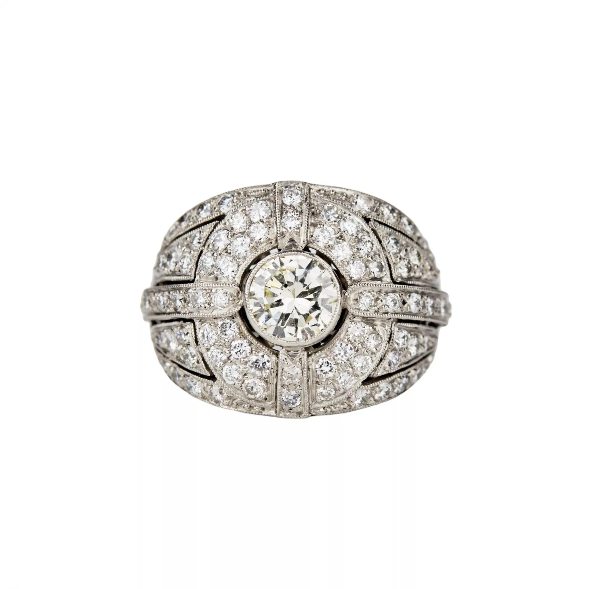 Bague cocktail en platine et diamants, style Art Deco. 20ième siècle. 