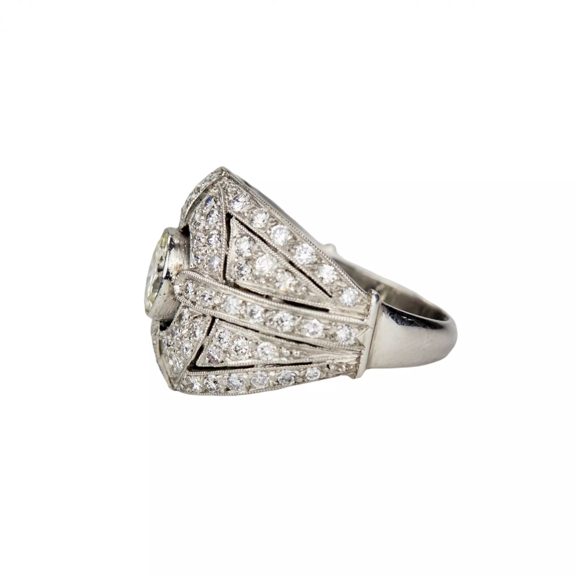 Bague cocktail en platine et diamants, style Art Deco. 20ième siècle. 