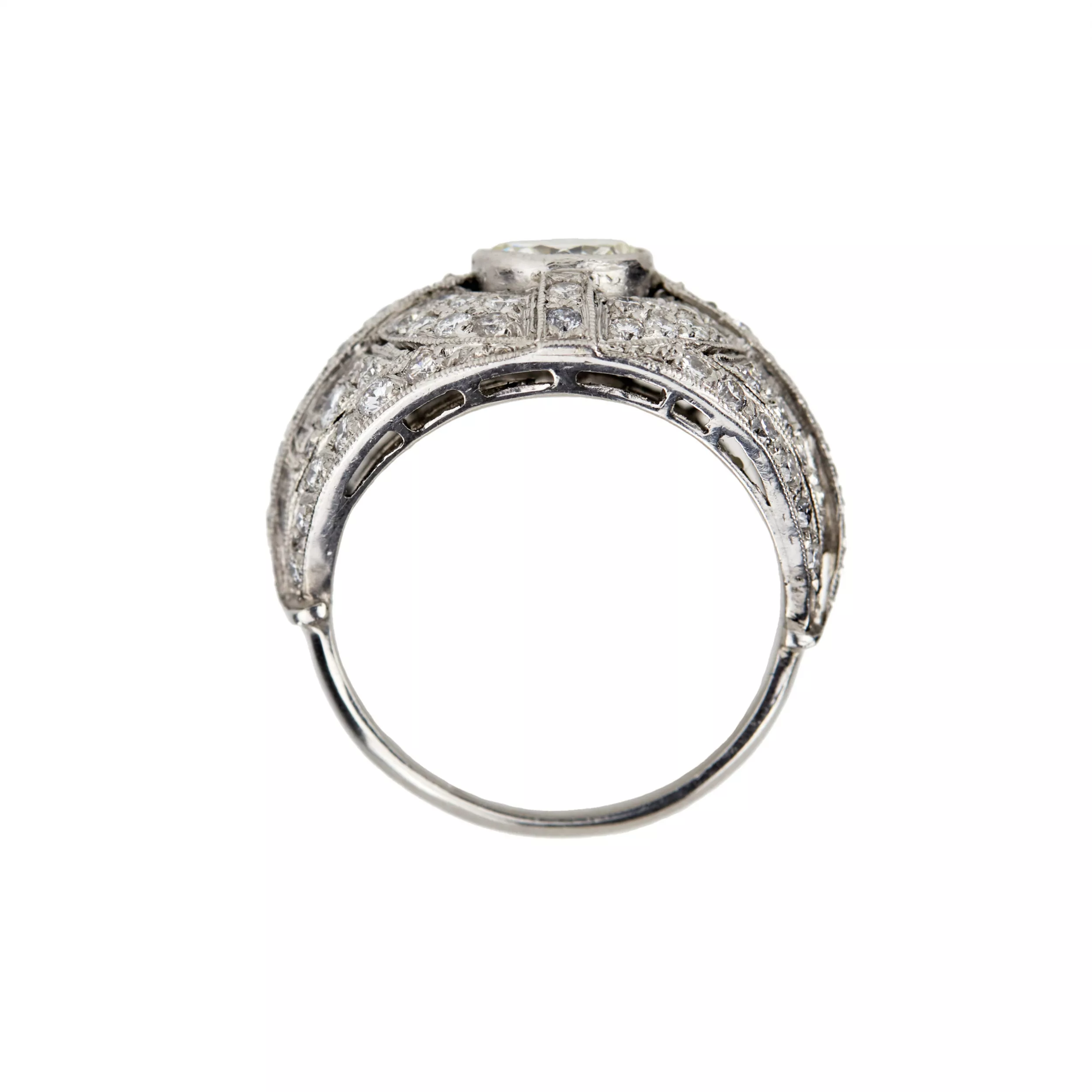 Bague cocktail en platine et diamants, style Art Deco. 20ième siècle. 