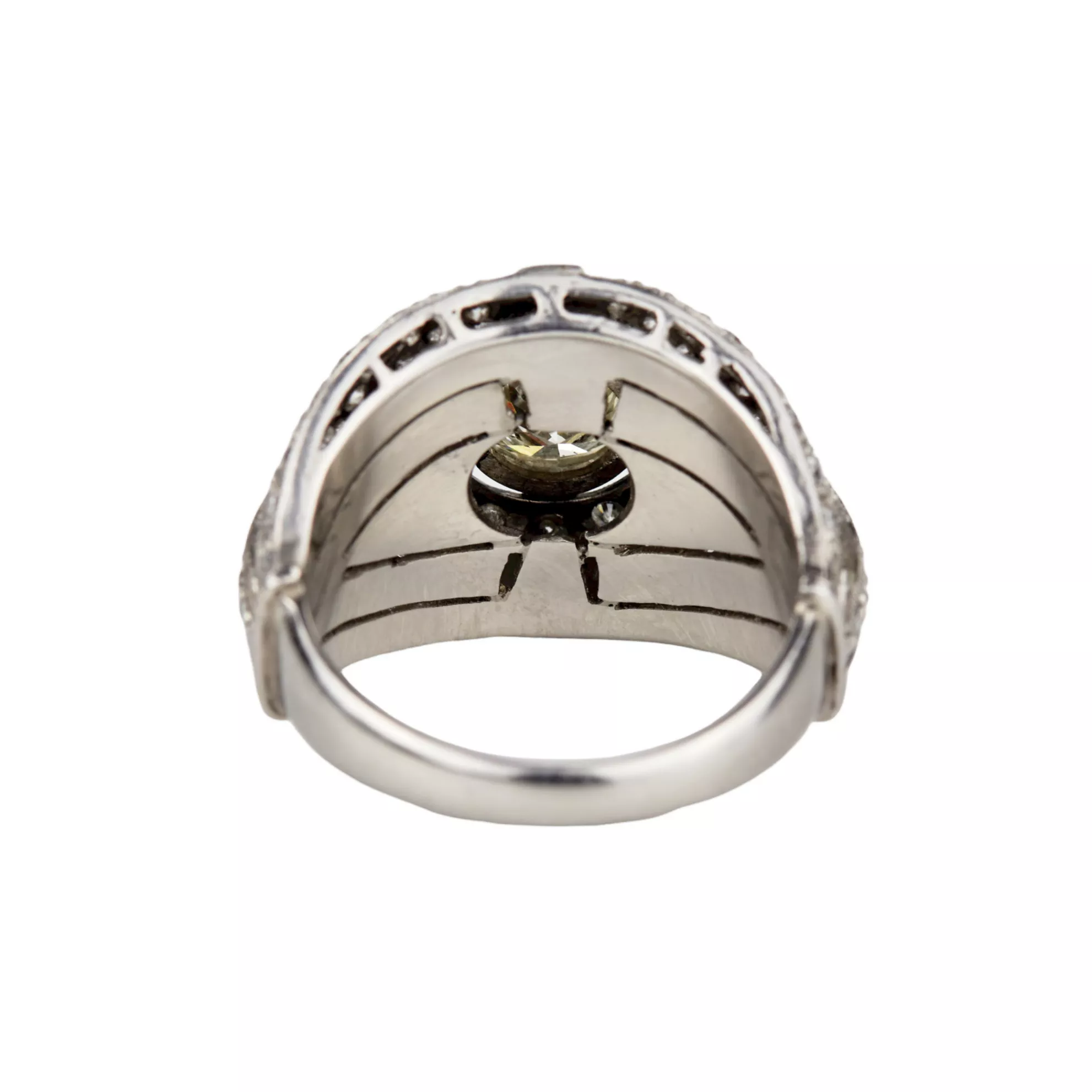Bague cocktail en platine et diamants, style Art Deco. 20ième siècle. 