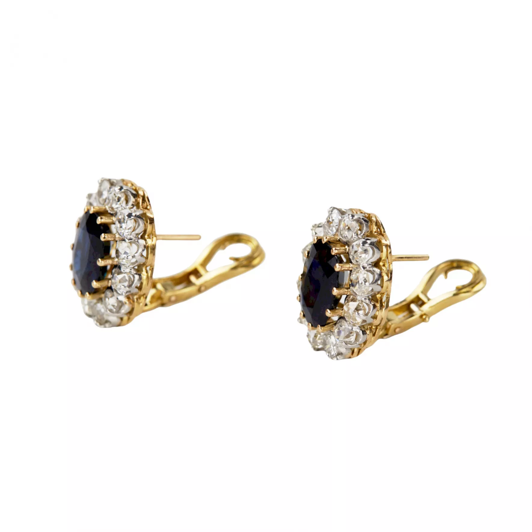 Boucles d`oreilles en or avec saphirs et diamants. 