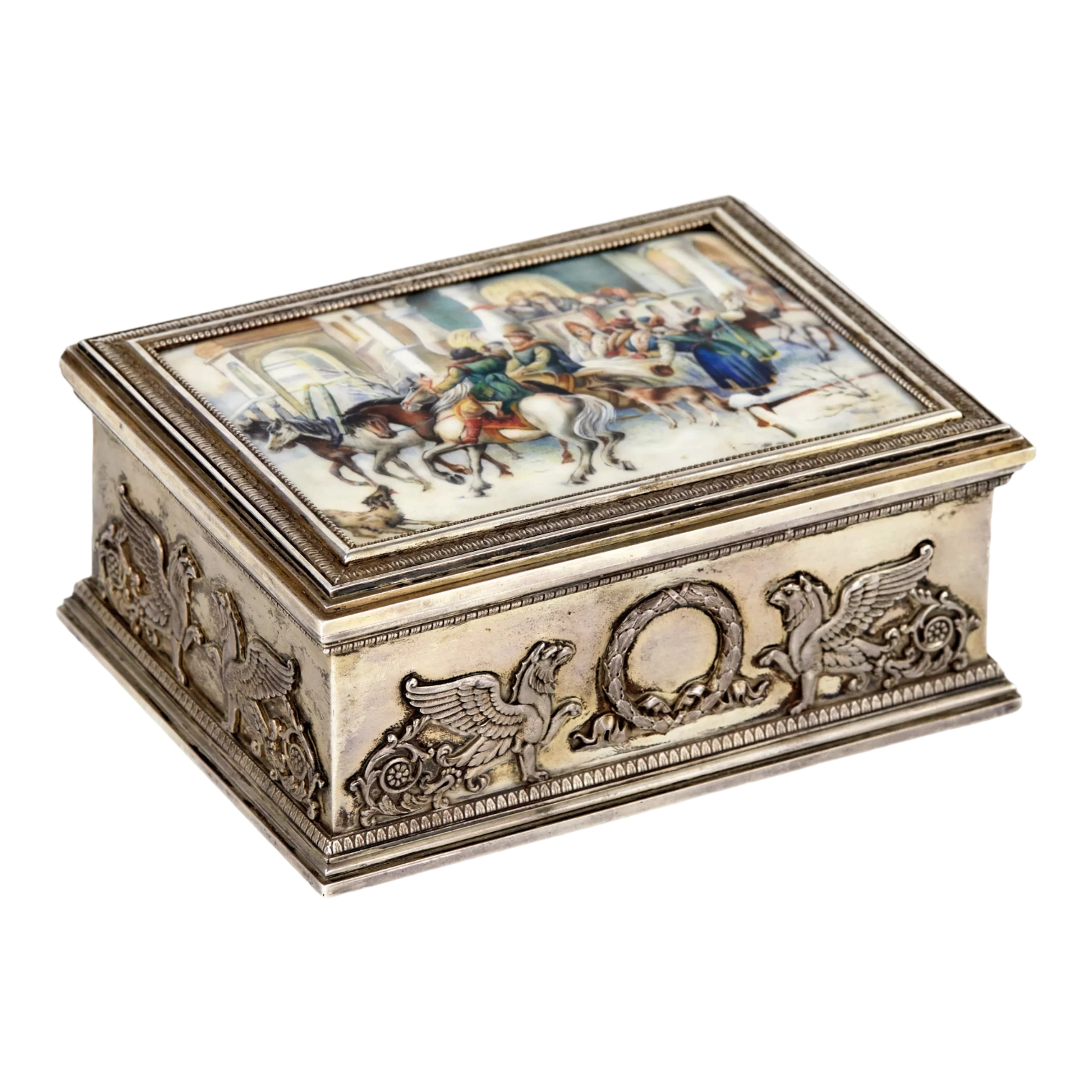 K. Faberge. Boîte en argent avec panneau emaille : Accompagnement des invites. Moscou. 1908-1917 