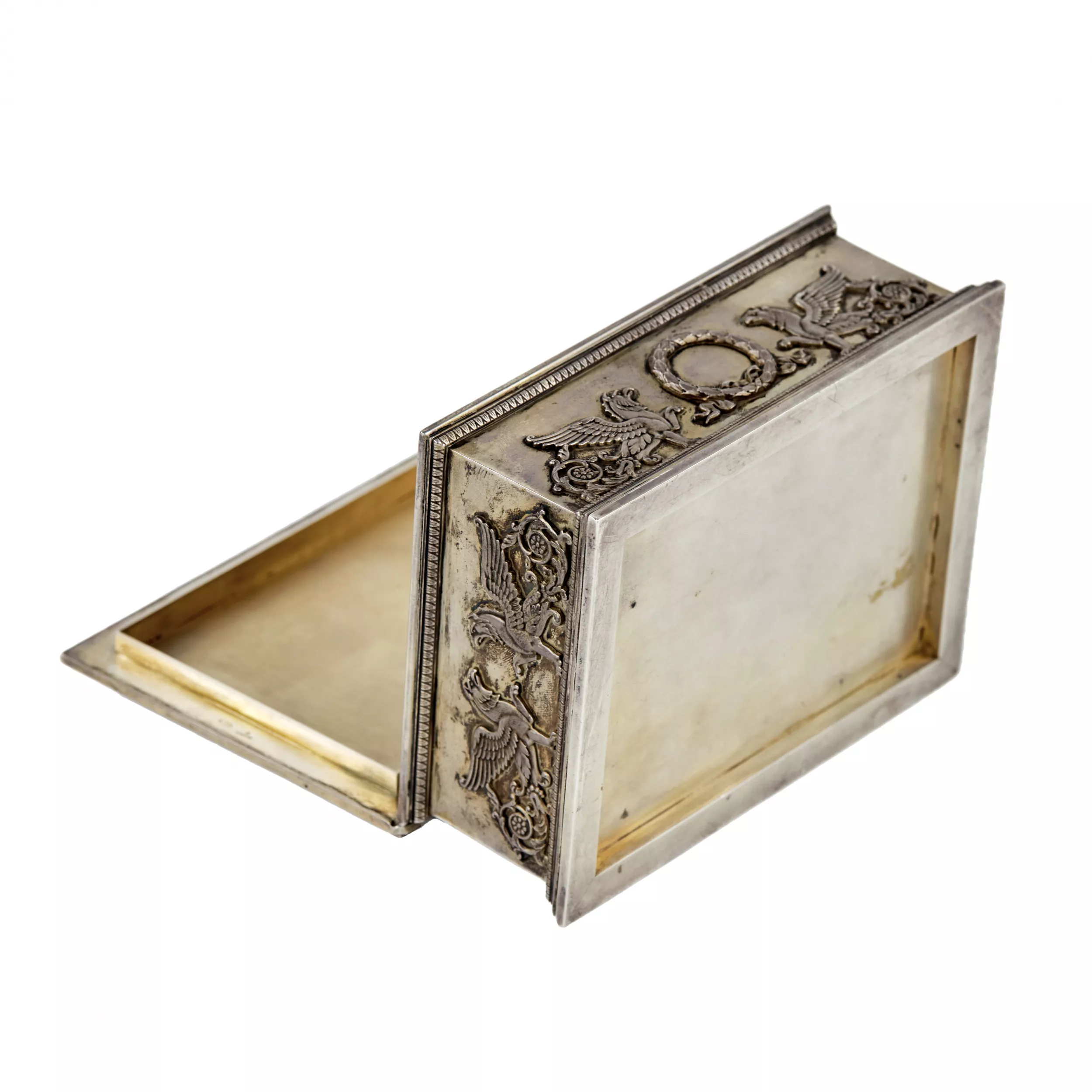 K. Faberge. Boîte en argent avec panneau emaille : Accompagnement des invites. Moscou. 1908-1917 