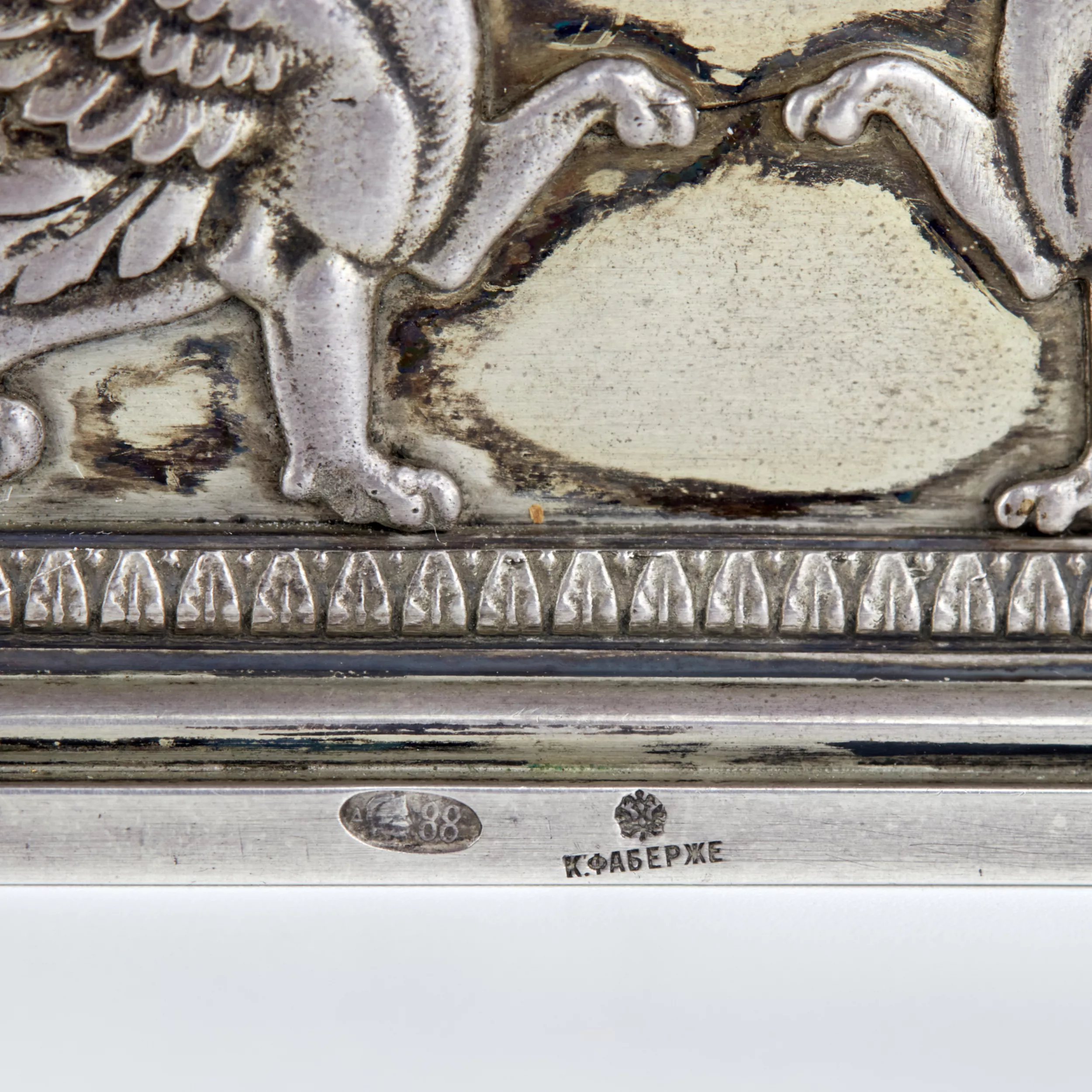 K. Faberge. Boîte en argent avec panneau emaille : Accompagnement des invites. Moscou. 1908-1917 