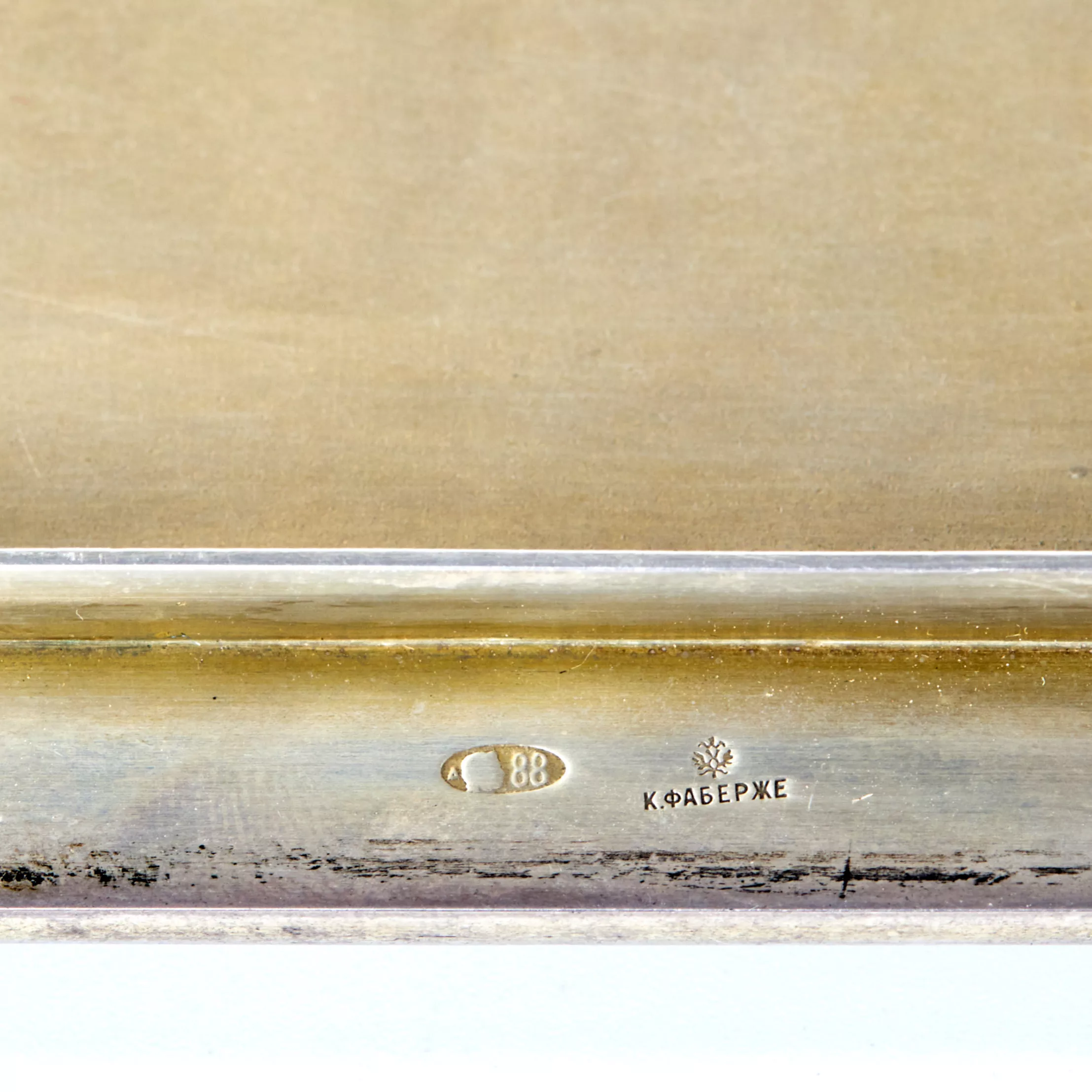 K. Faberge. Boîte en argent avec panneau emaille : Accompagnement des invites. Moscou. 1908-1917 