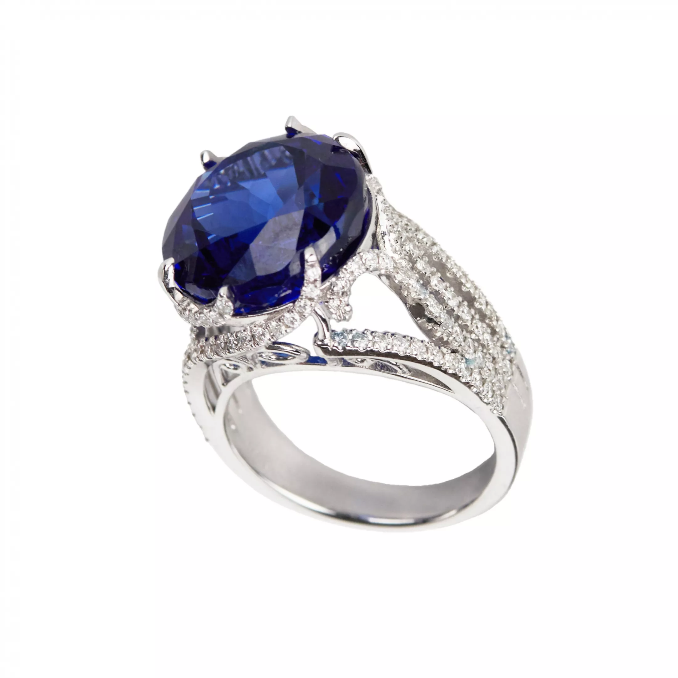 Gold ring with tanzanite and diamonds. 