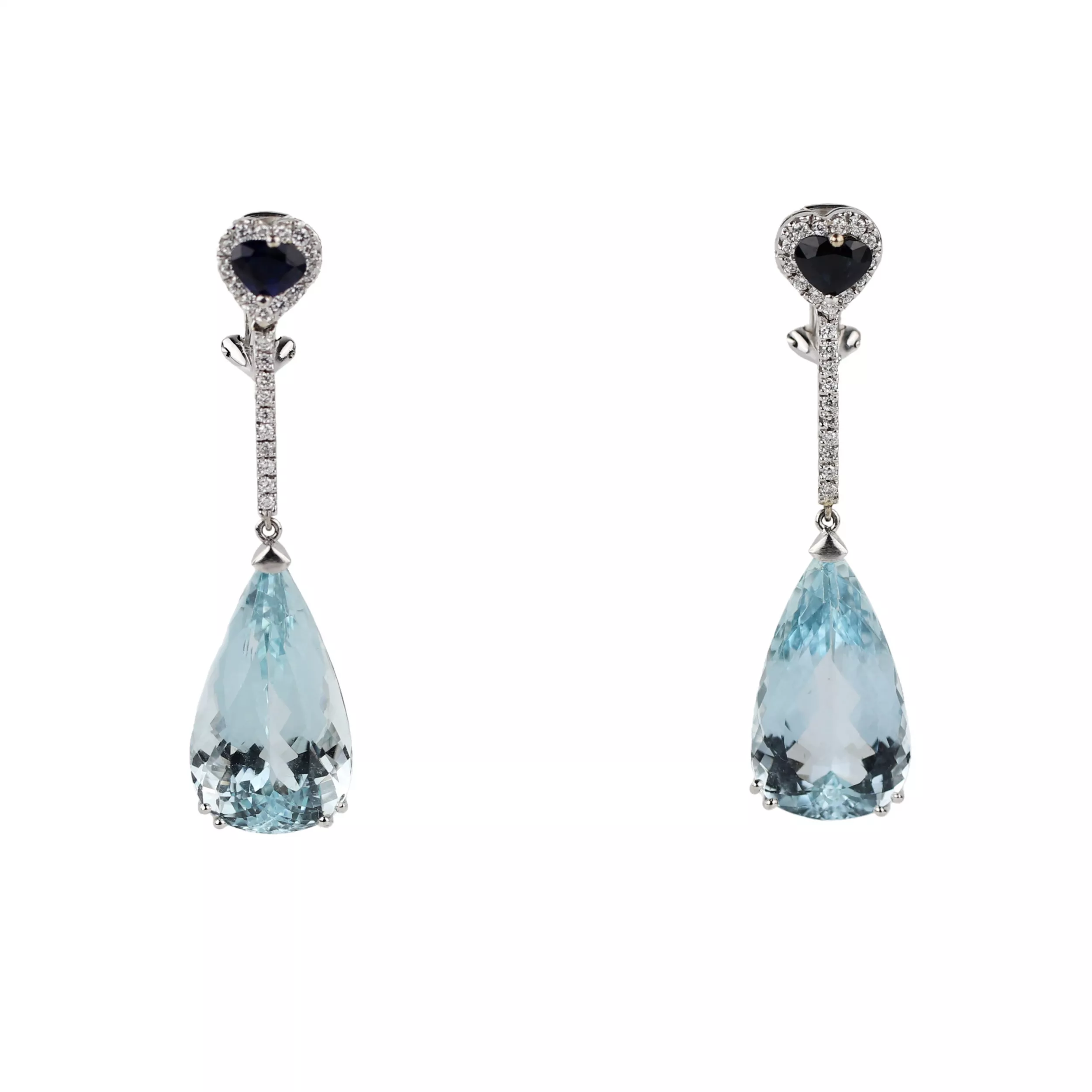 Boucles d`oreilles longues en or avec aigues-marines, saphirs et diamants. 