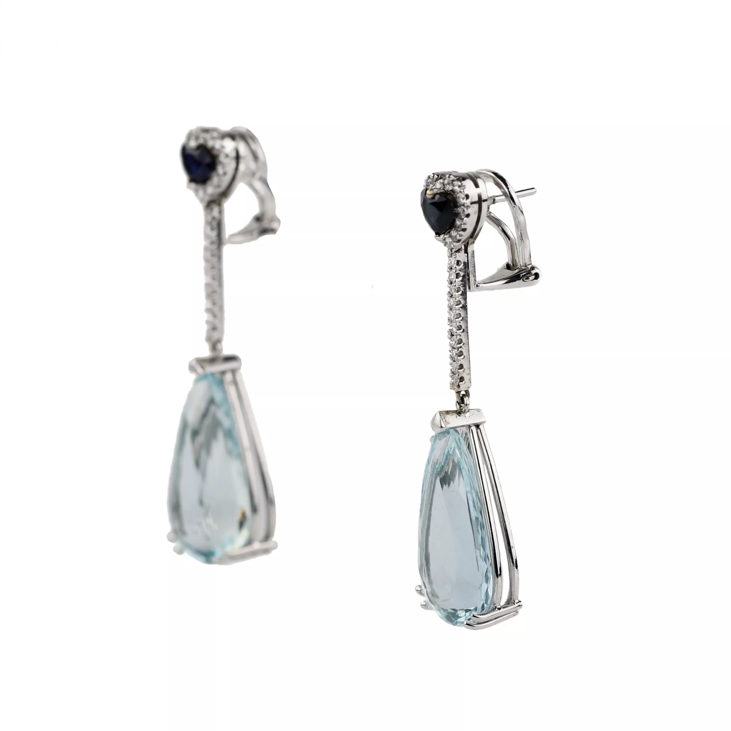 Boucles d`oreilles longues en or avec aigues-marines, saphirs et diamants. 