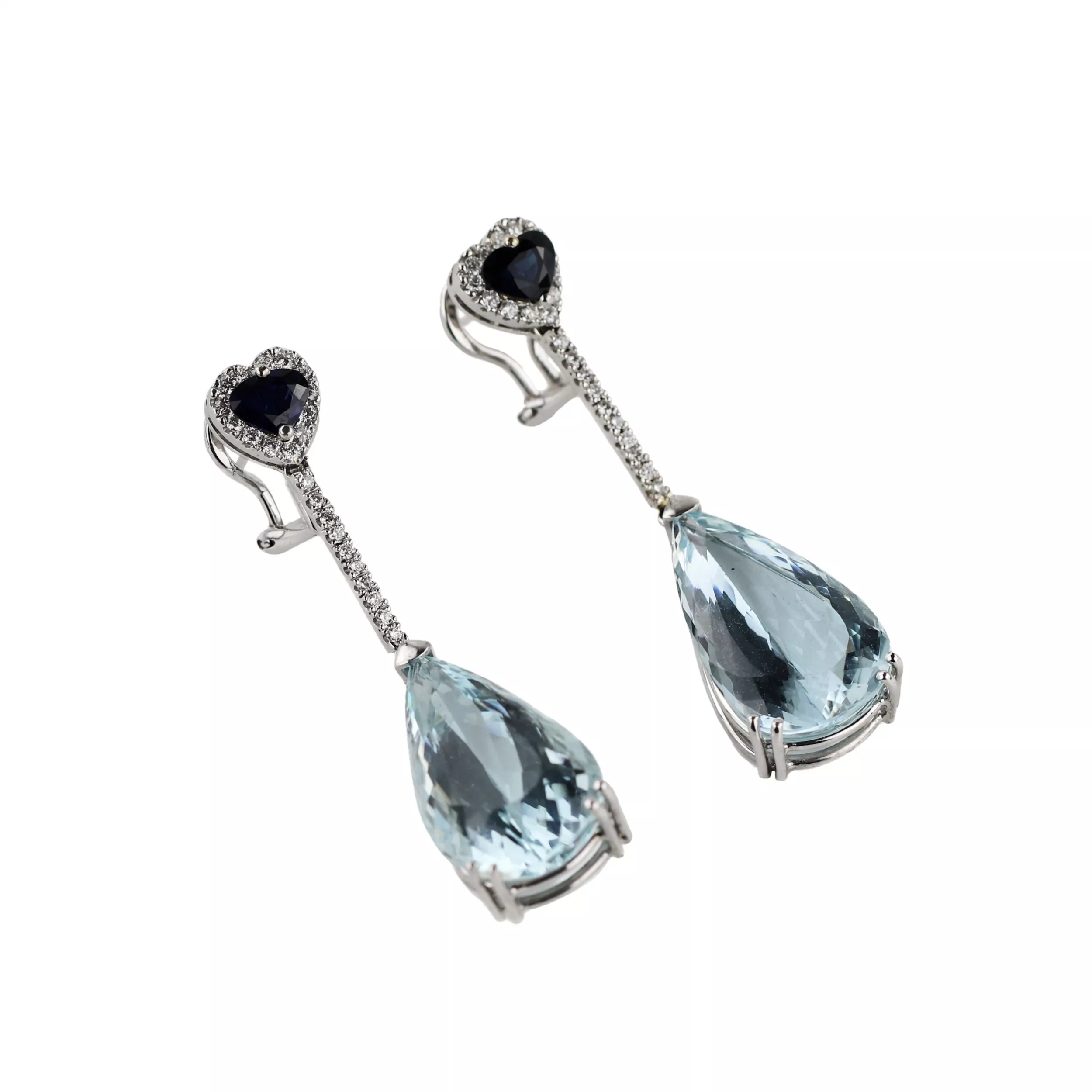 Boucles d`oreilles longues en or avec aigues-marines, saphirs et diamants. 