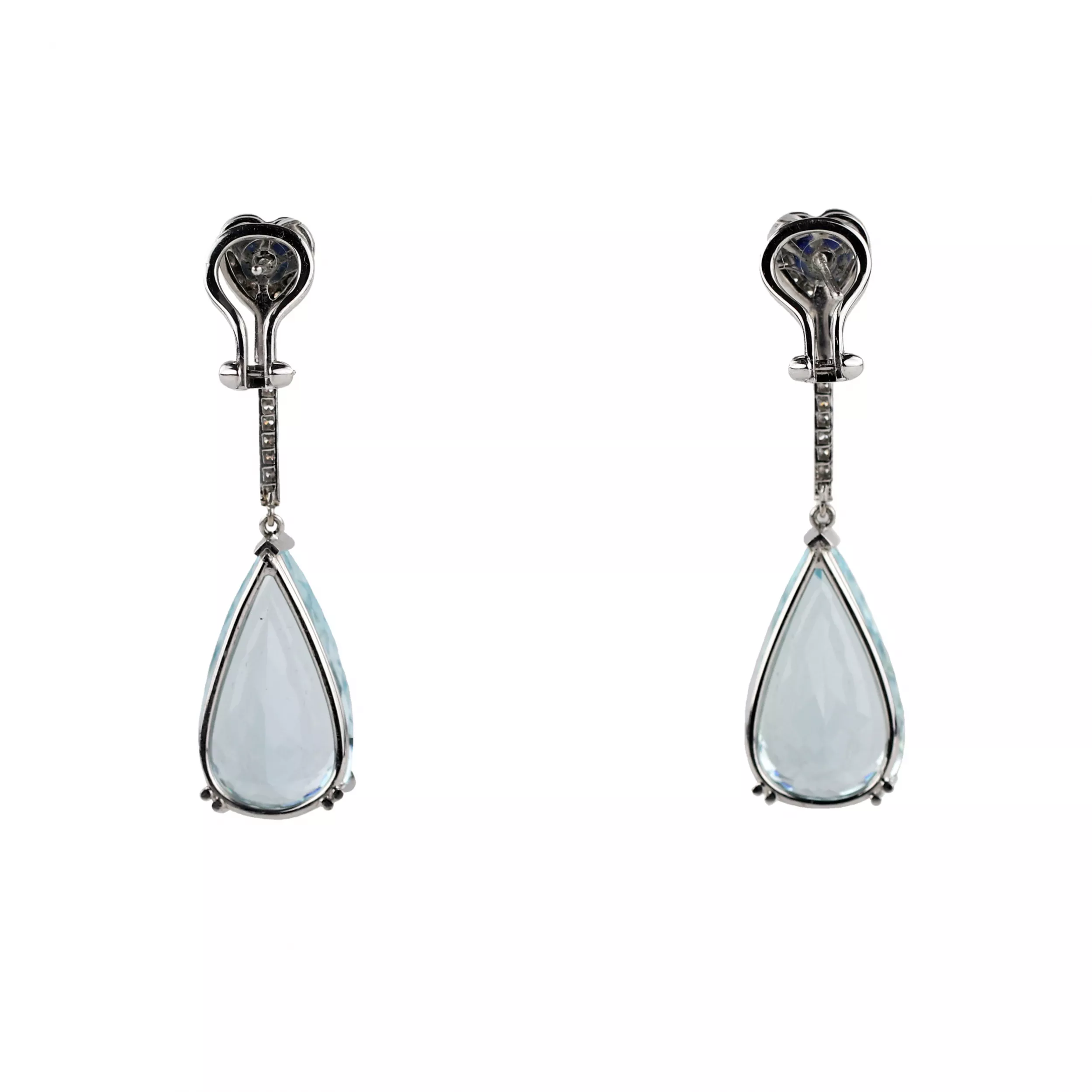 Boucles d`oreilles longues en or avec aigues-marines, saphirs et diamants. 