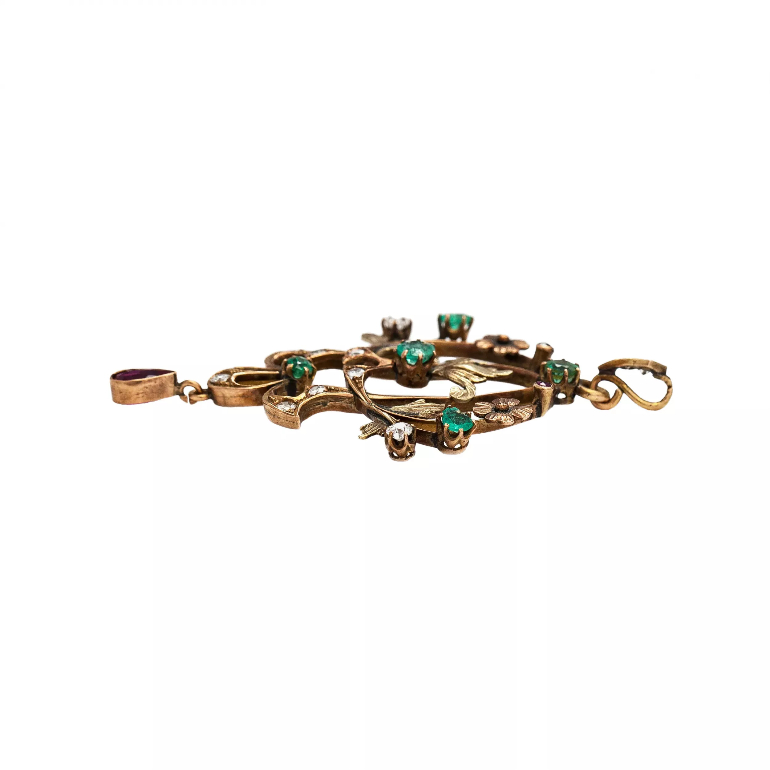 Pendentif en or 14 carats, avec emeraudes, rubis et diamants de style Art Nouveau. Russie. 1900 