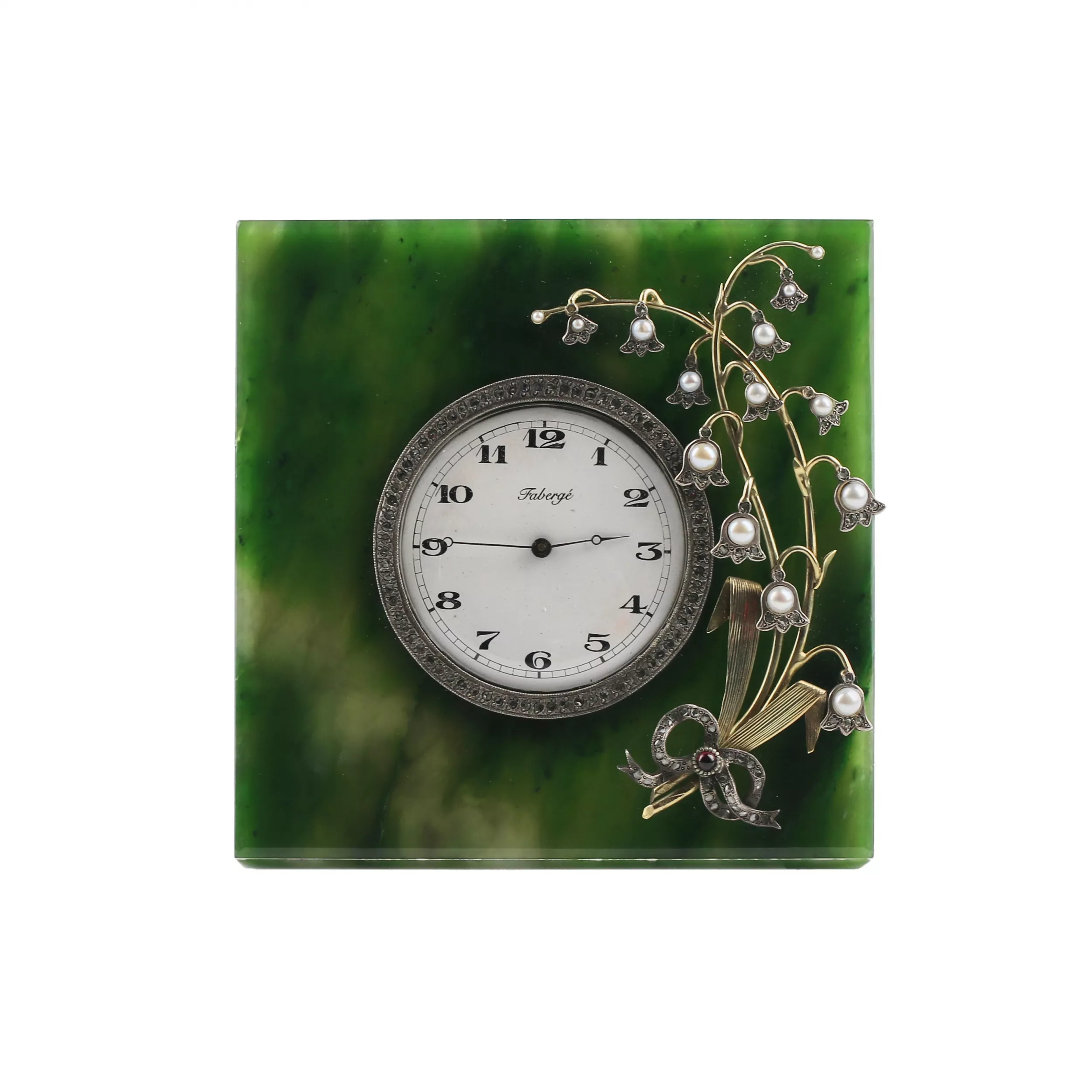 Horloge de table en or, argent et jade. Modèle de K. Fabergé. Russie. 20ième siècle. 