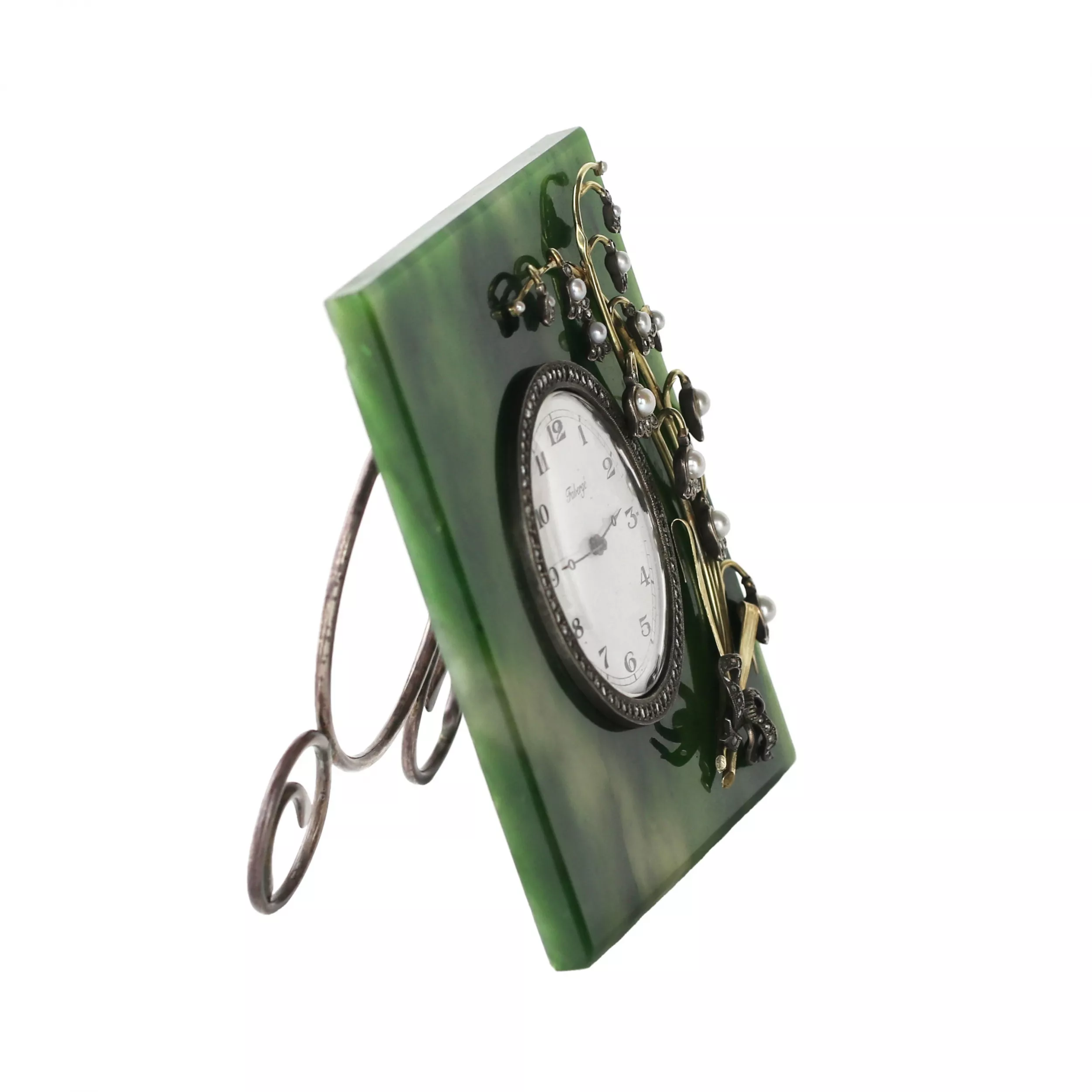 Horloge de table en or, argent et jade. Modèle de K. Fabergé. Russie. 20ième siècle. 