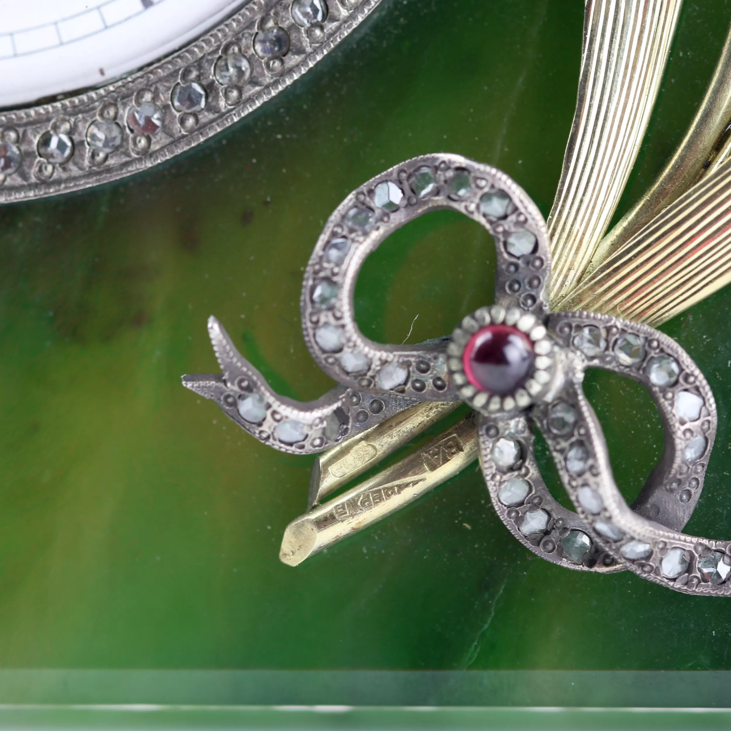 Horloge de table en or, argent et jade. Modèle de K. Fabergé. Russie. 20ième siècle. 