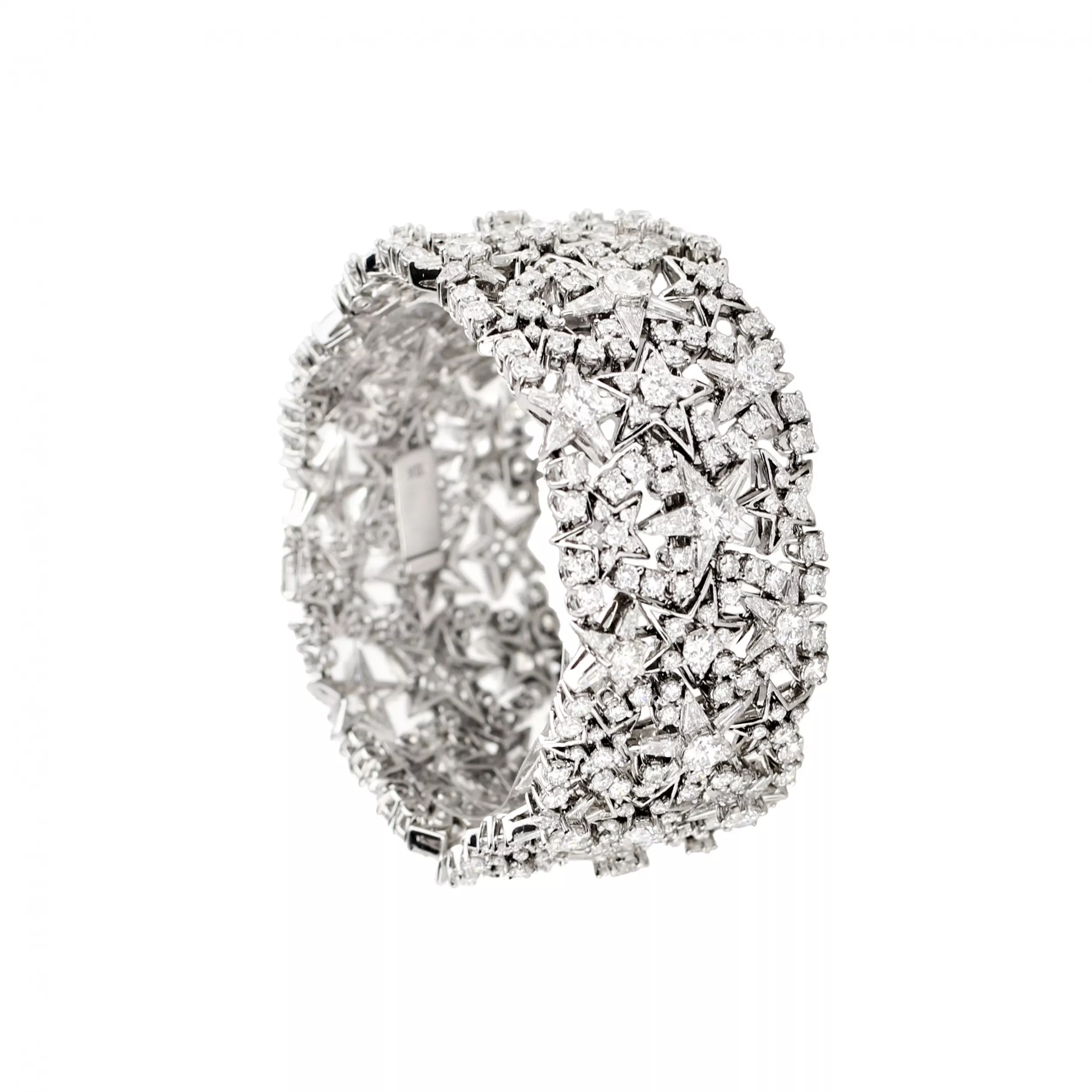BRACELET LARGE EN OR À MOTIF D’ÉTOILES DIAMANTÉES. EUROPE. XXᵉ SIÈCLE
