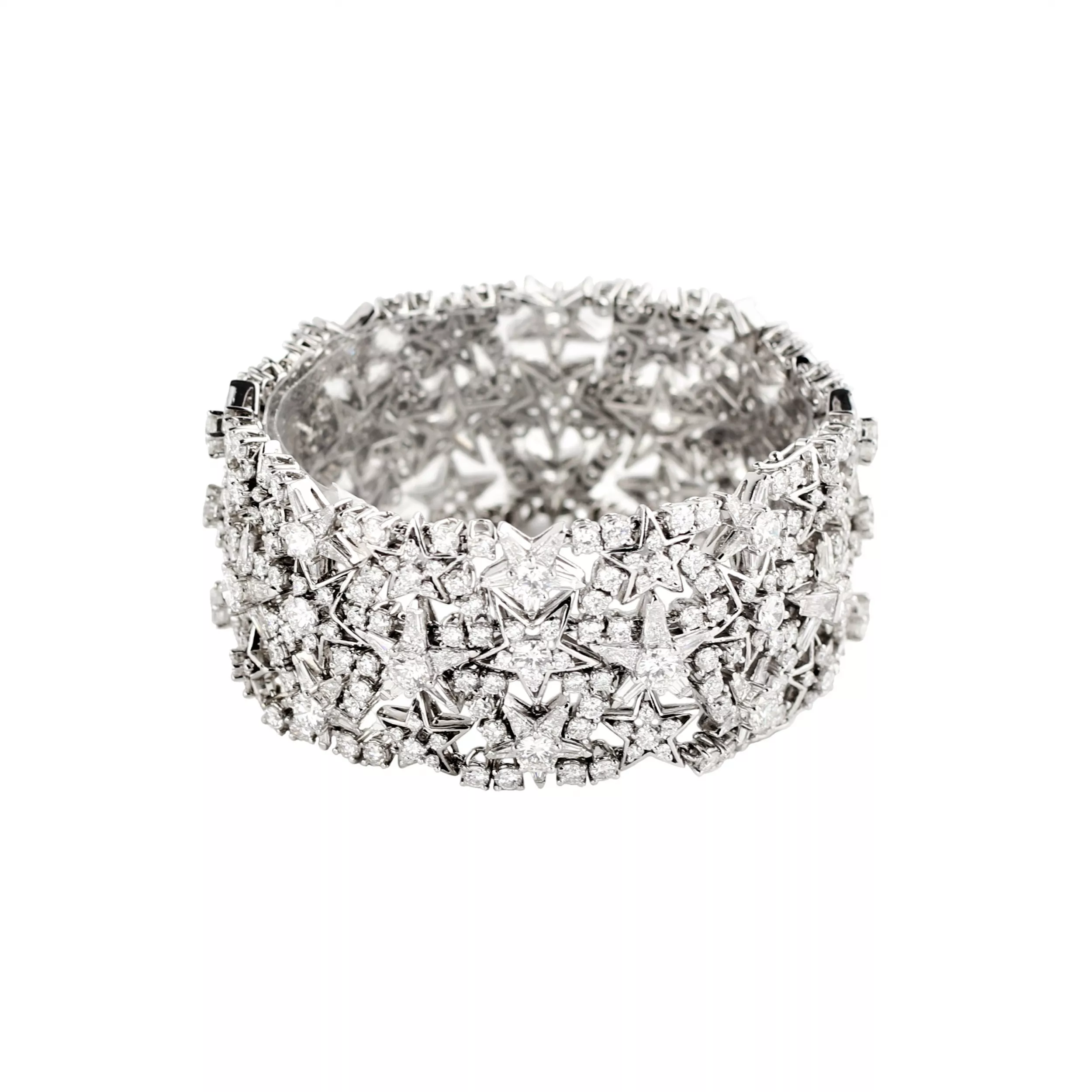 BRACELET LARGE EN OR À MOTIF D’ÉTOILES DIAMANTÉES. EUROPE. XXᵉ SIÈCLE