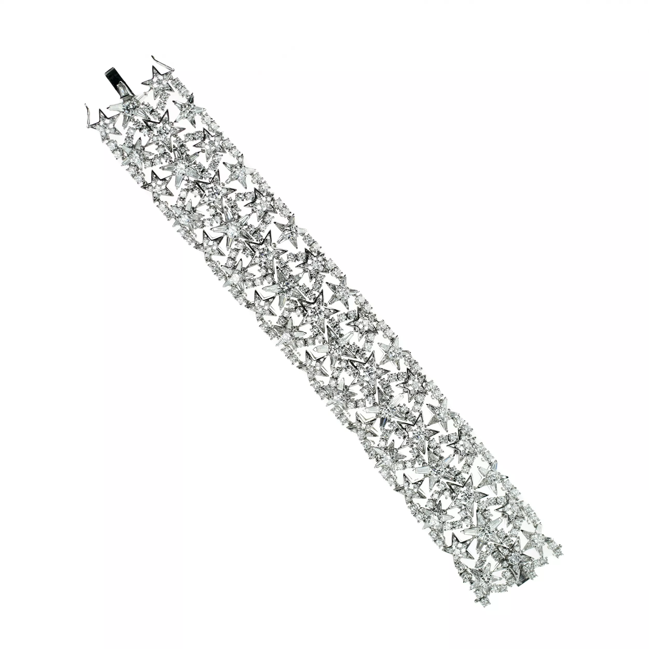 BRACELET LARGE EN OR À MOTIF D’ÉTOILES DIAMANTÉES. EUROPE. XXᵉ SIÈCLE