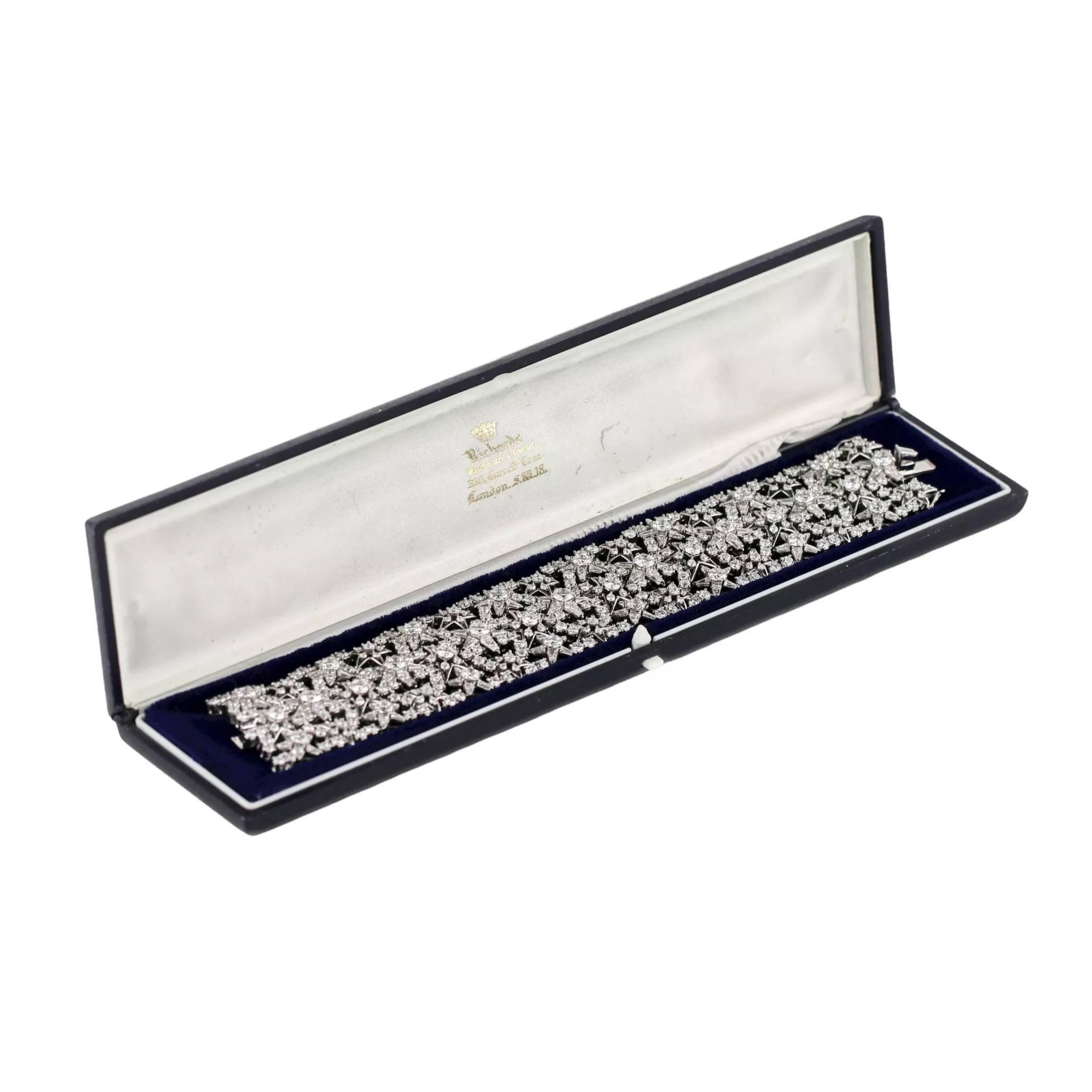 BRACELET LARGE EN OR À MOTIF D’ÉTOILES DIAMANTÉES. EUROPE. XXᵉ SIÈCLE