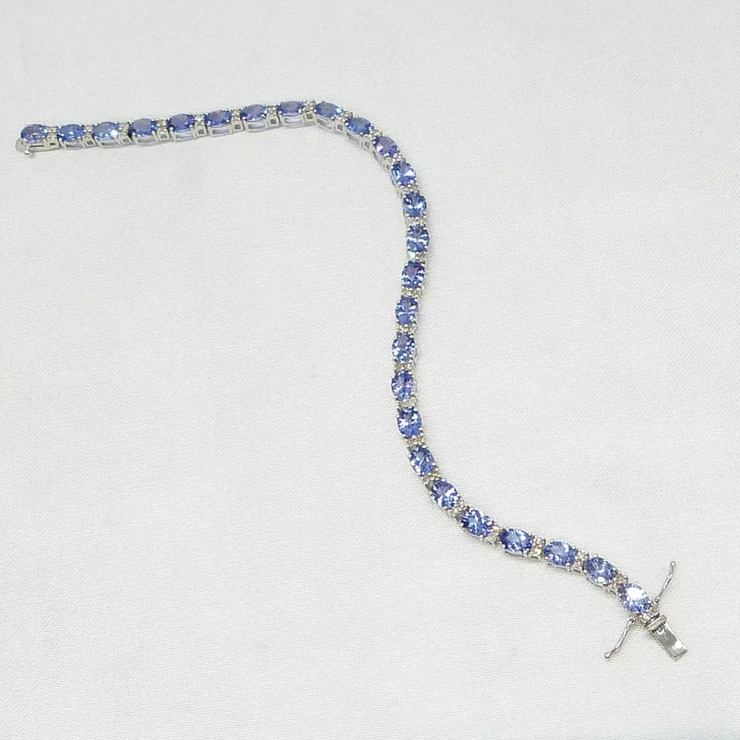 Bracelet tennis en or blanc 18 carats avec tanzanites.