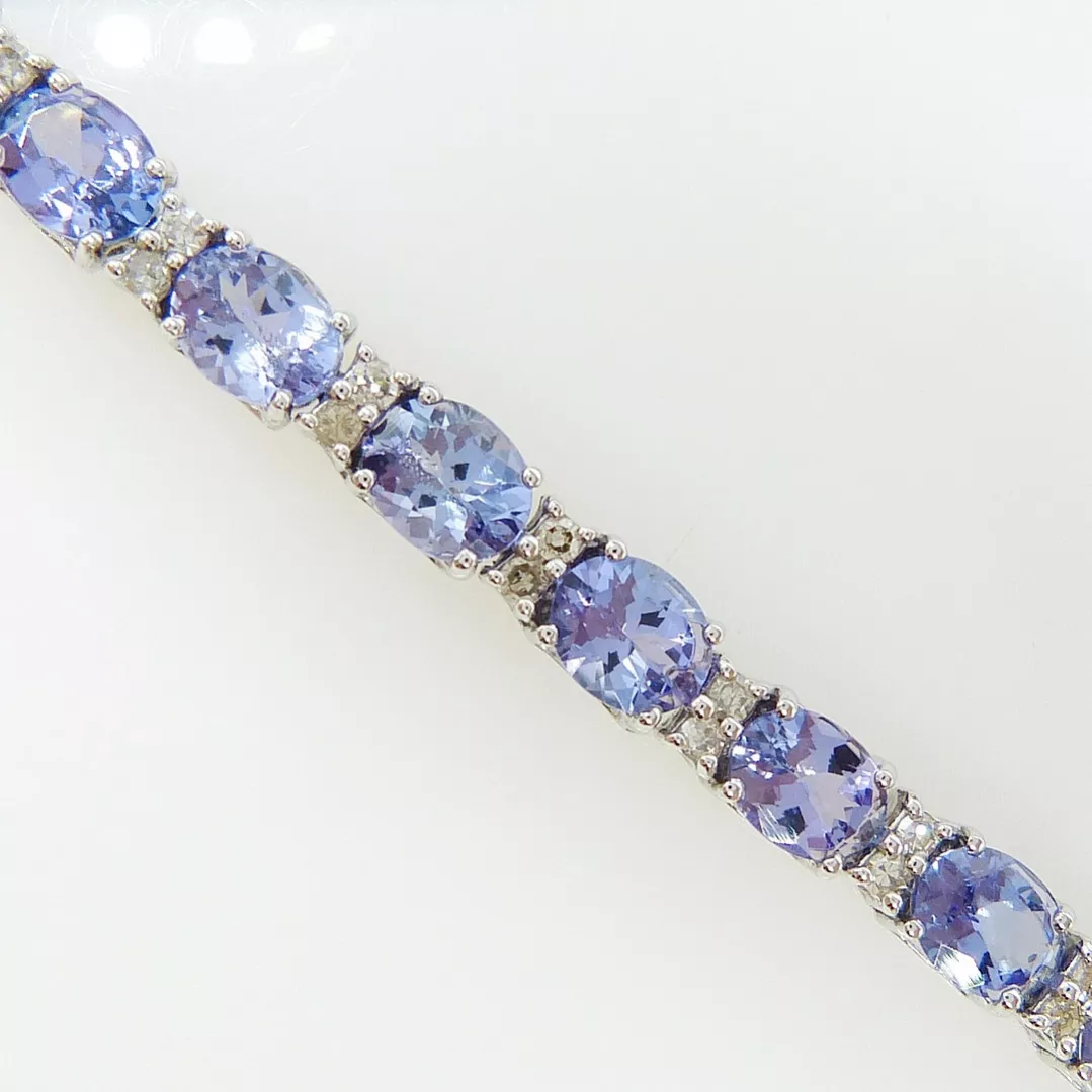 Bracelet tennis en or blanc 18 carats avec tanzanites.