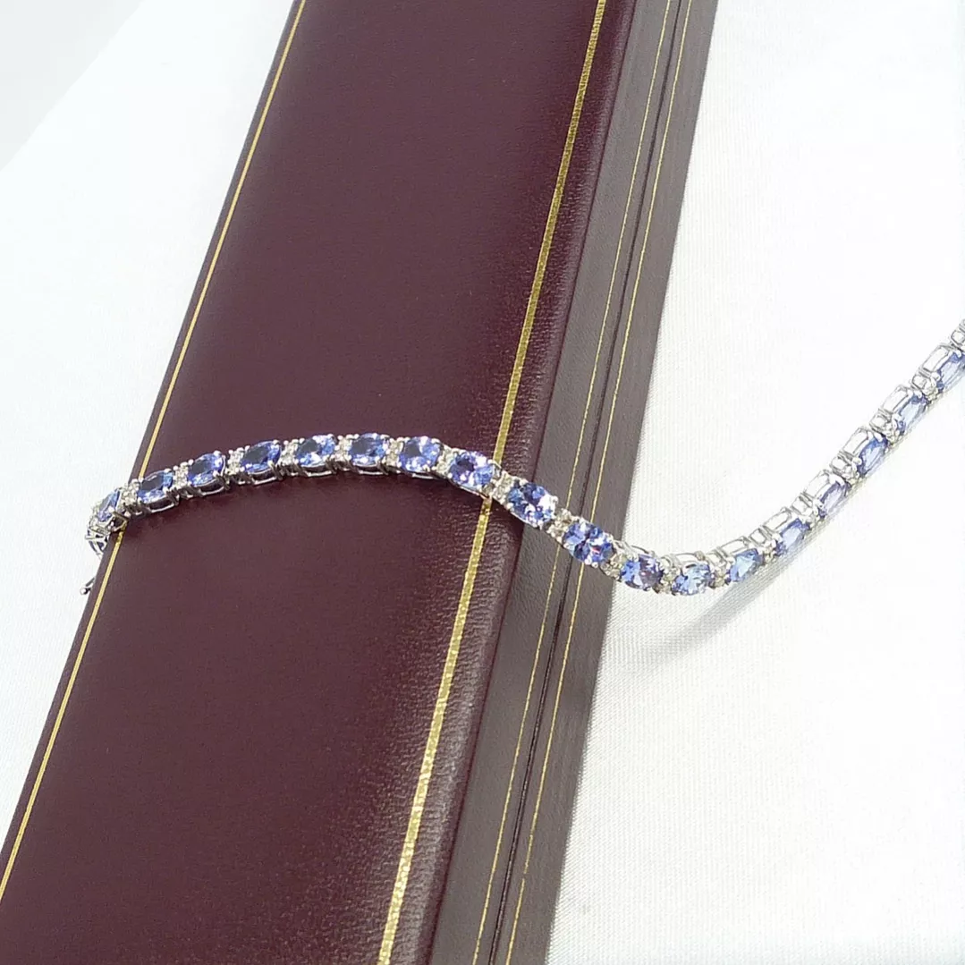 Bracelet tennis en or blanc 18 carats avec tanzanites.