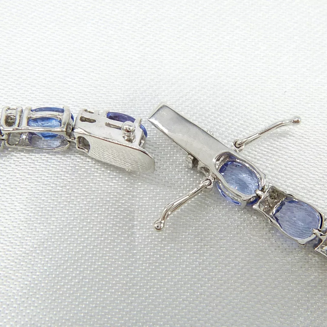 Bracelet tennis en or blanc 18 carats avec tanzanites.