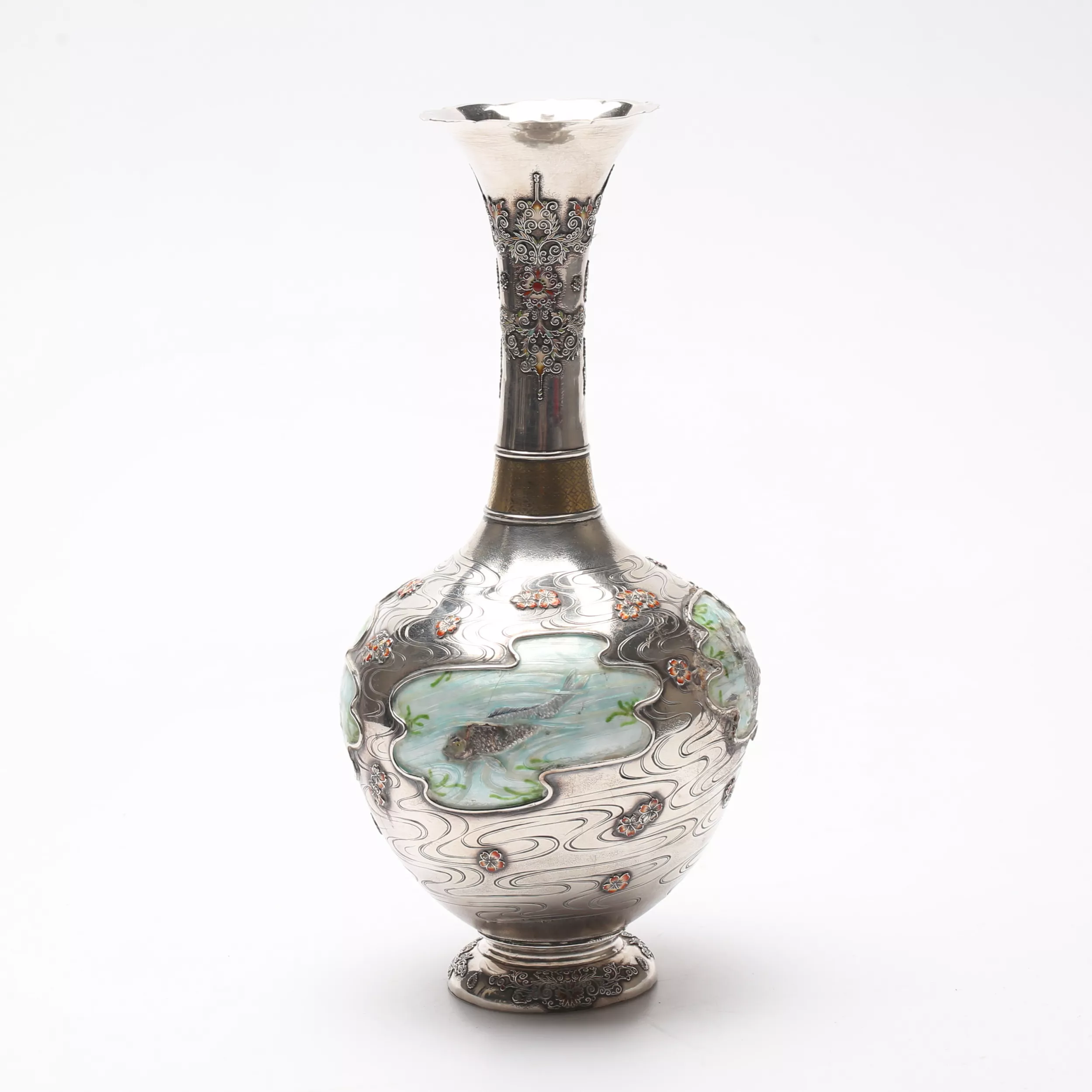 Vase en argent avec email de la periode Meiji. 1868 - 1912. Japon 