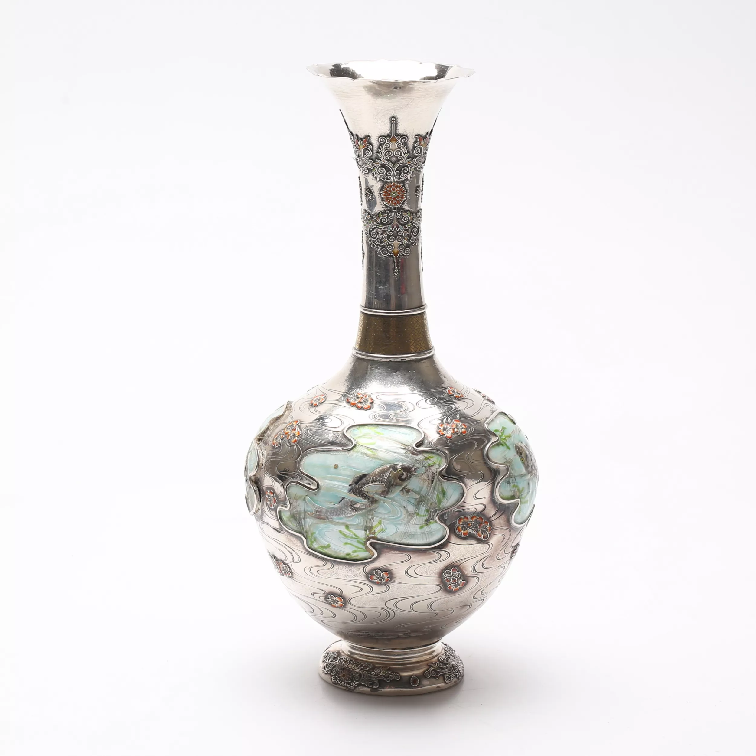 Vase en argent avec email de la periode Meiji. 1868 - 1912. Japon 